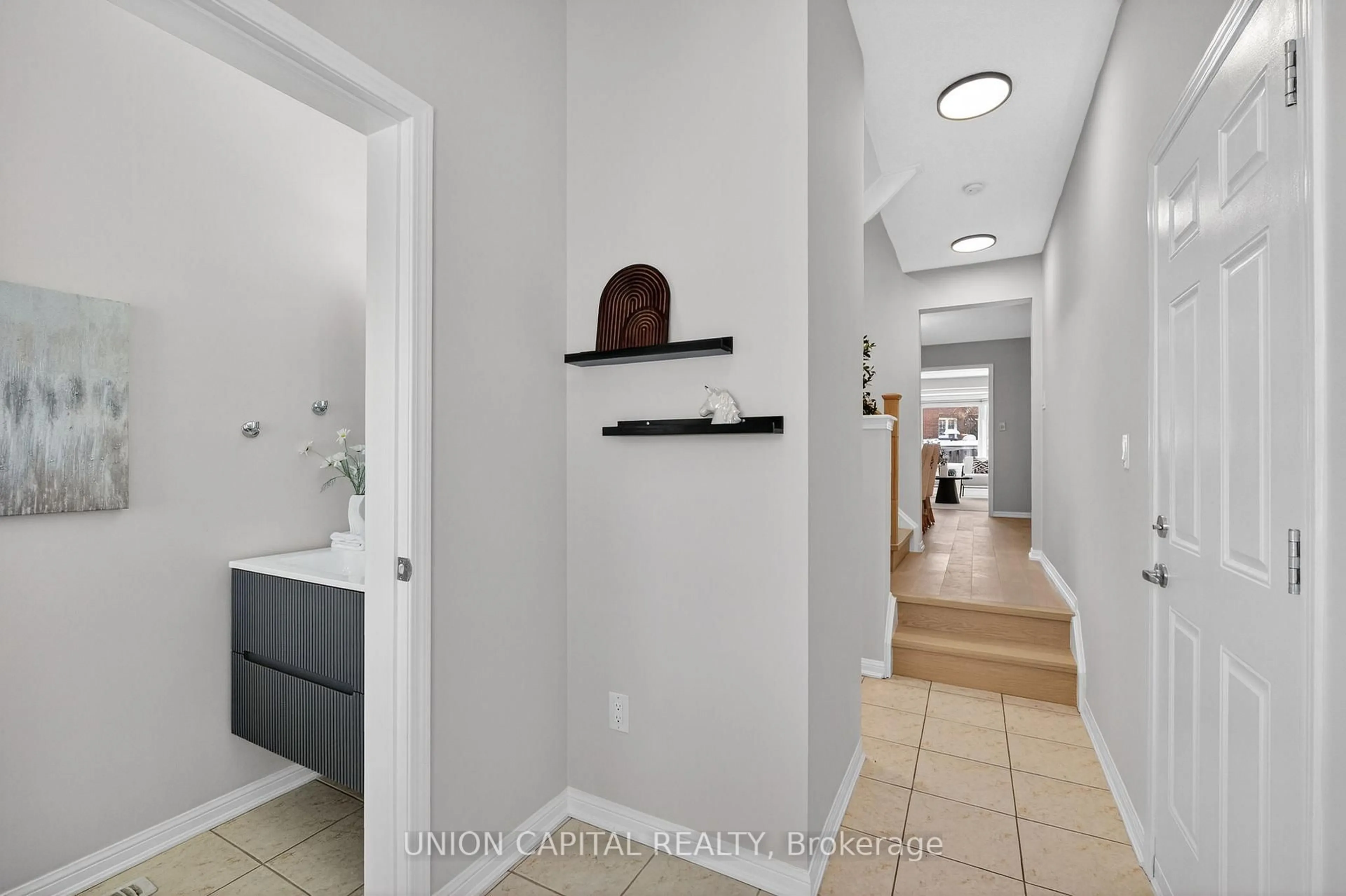 Indoor foyer for 115 Ken Laushway Ave, Whitchurch-Stouffville Ontario L4A 0J5