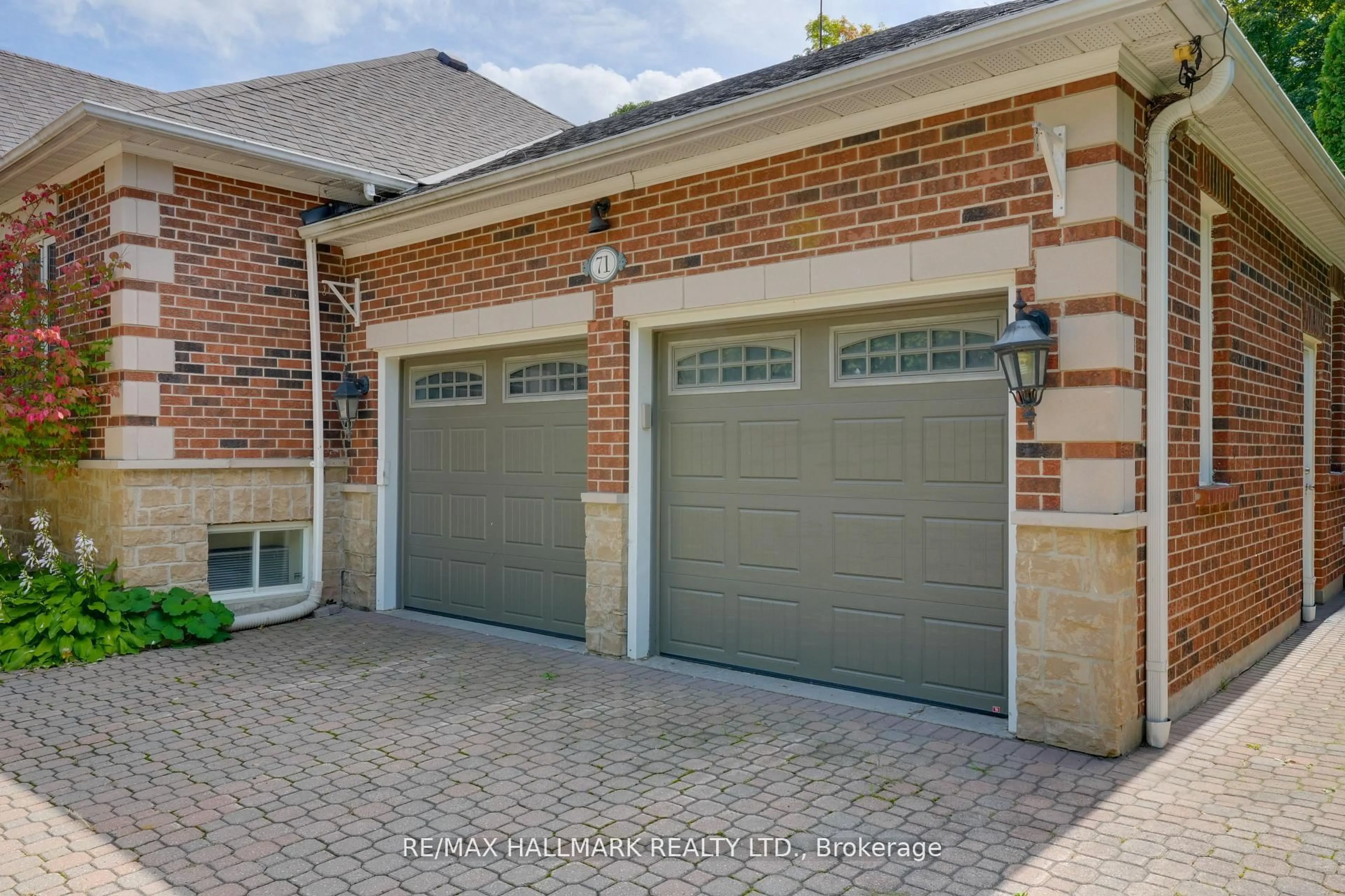 Home with brick exterior material, street for 71 Willow Farm Lane, Aurora Ontario L4G 6K2