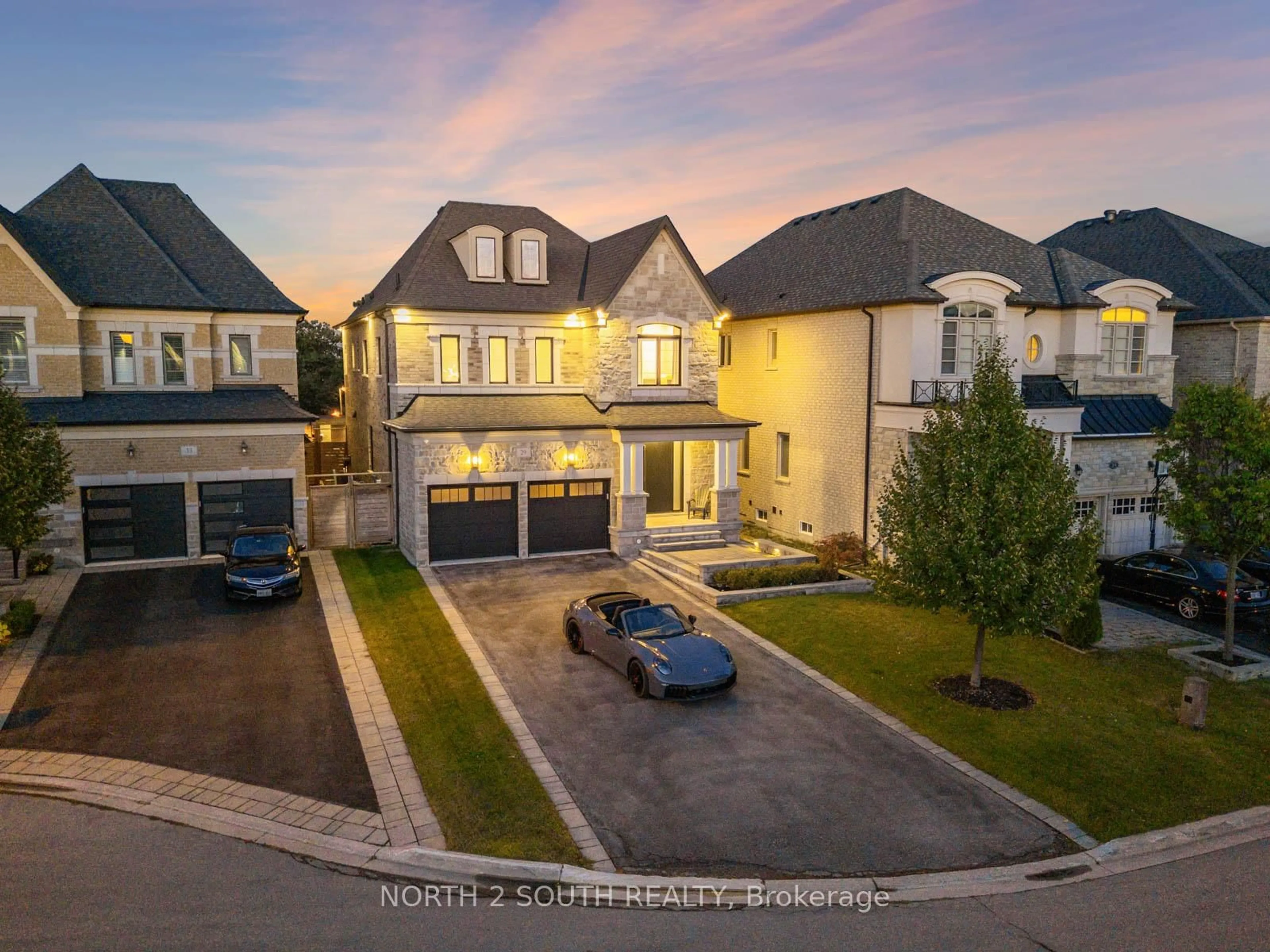A pic from outside/outdoor area/front of a property/back of a property/a pic from drone, street for 29 Kylemount Crt, Vaughan Ontario L4J 0J4