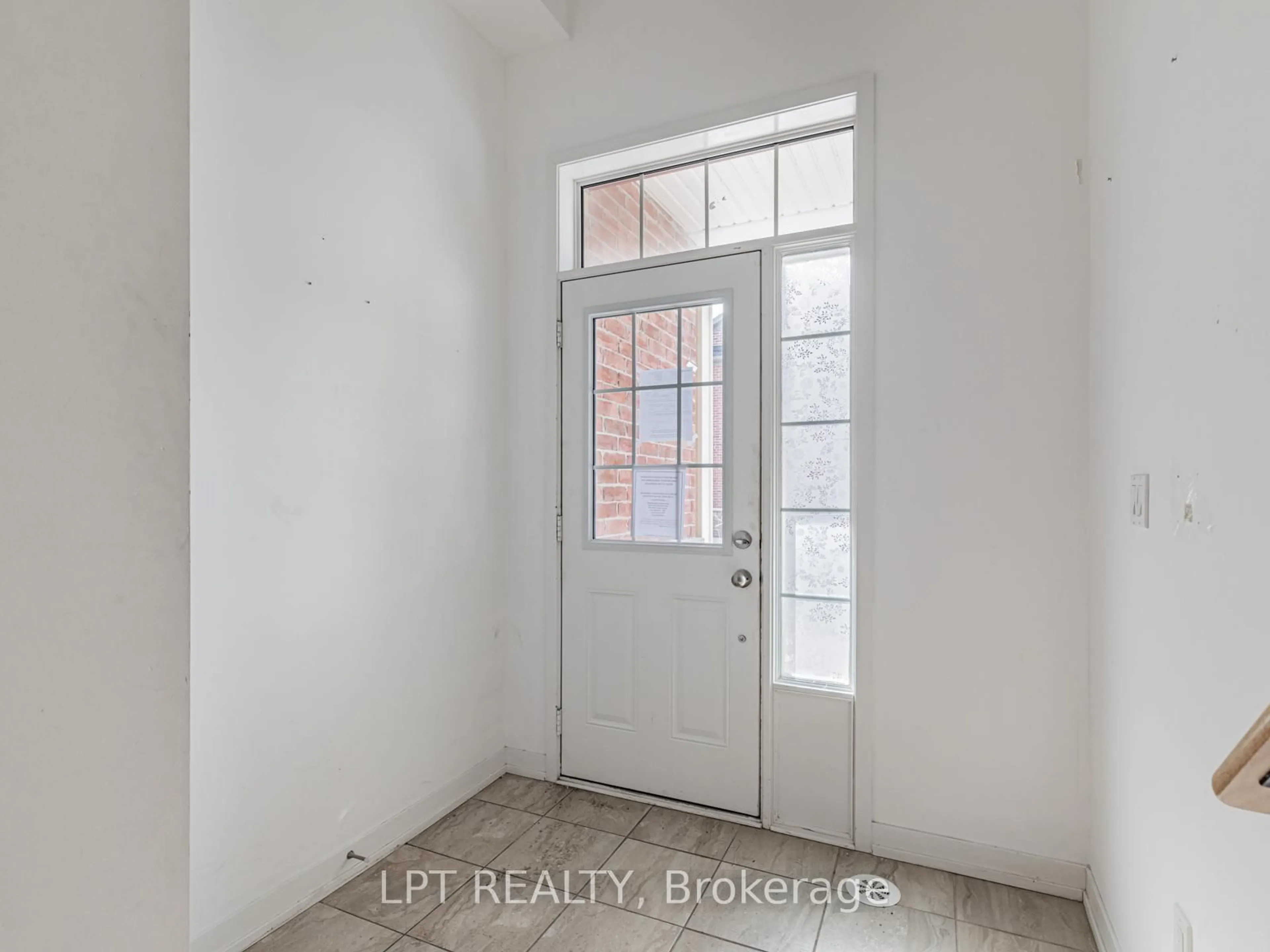 Indoor entryway for 247 Harding Park St, Newmarket Ontario L3Y 0E3
