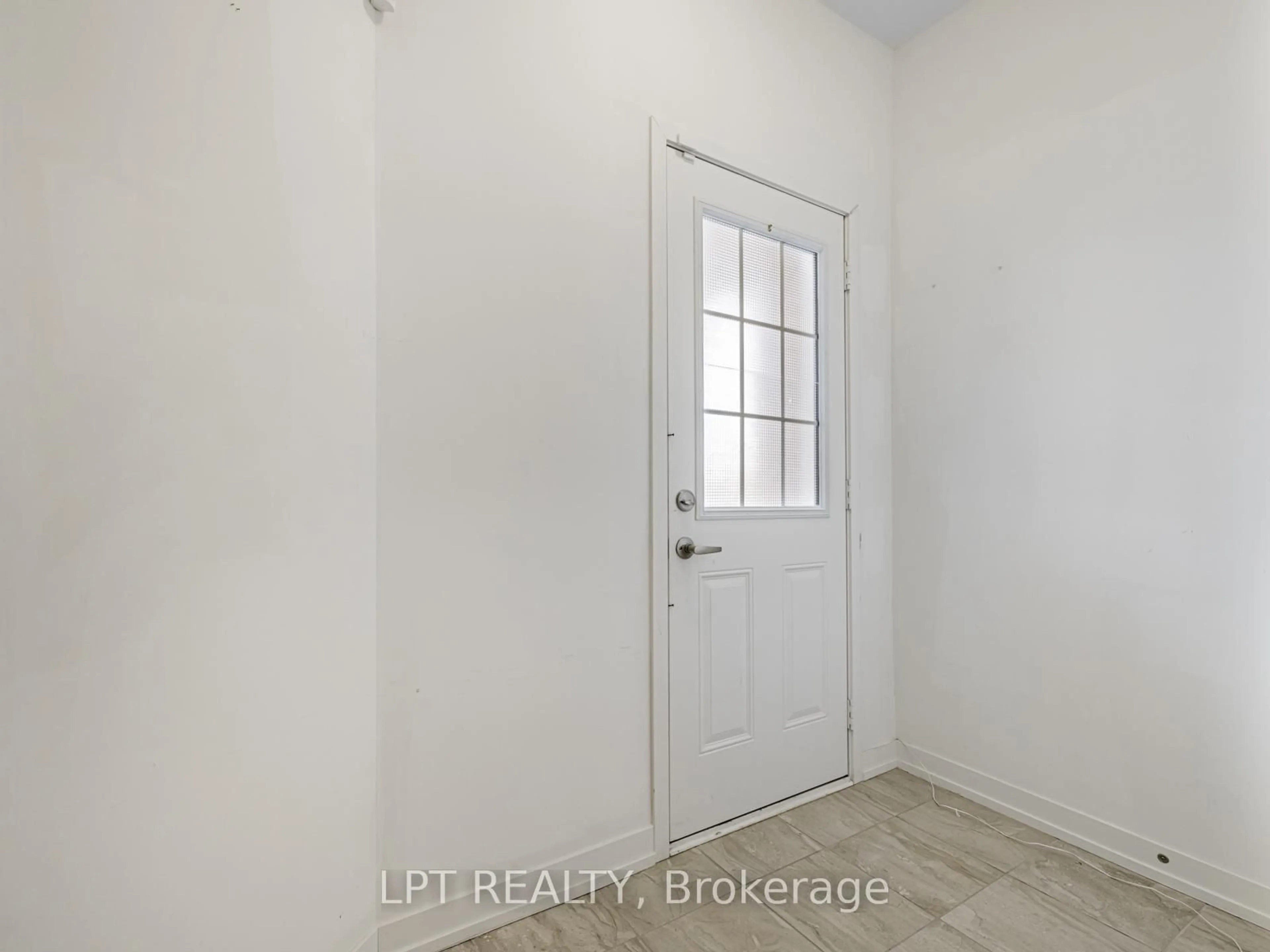 Indoor entryway for 247 Harding Park St, Newmarket Ontario L3Y 0E3