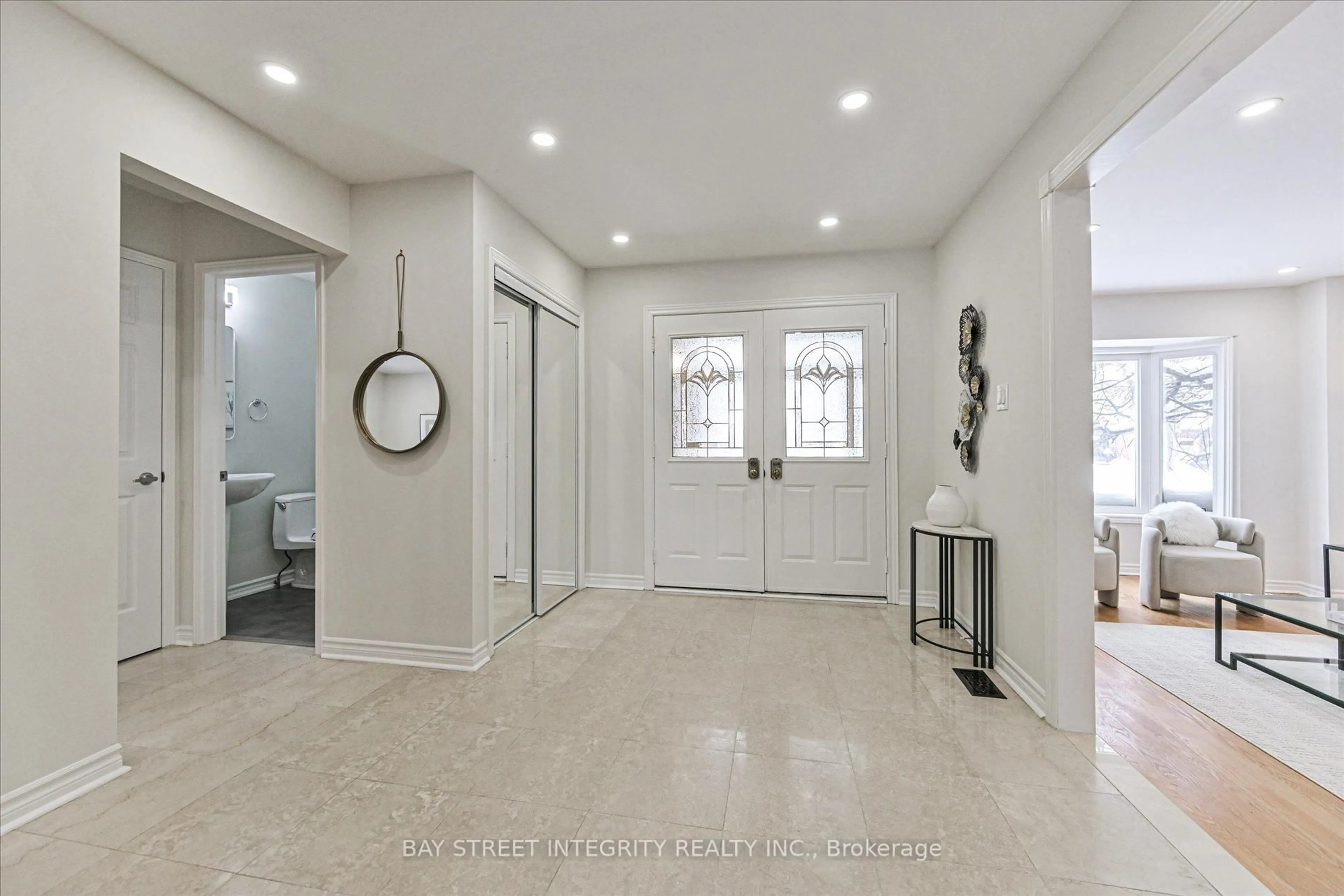 Indoor entryway for 28 Carnforth Dr, Markham Ontario L3R 7W1