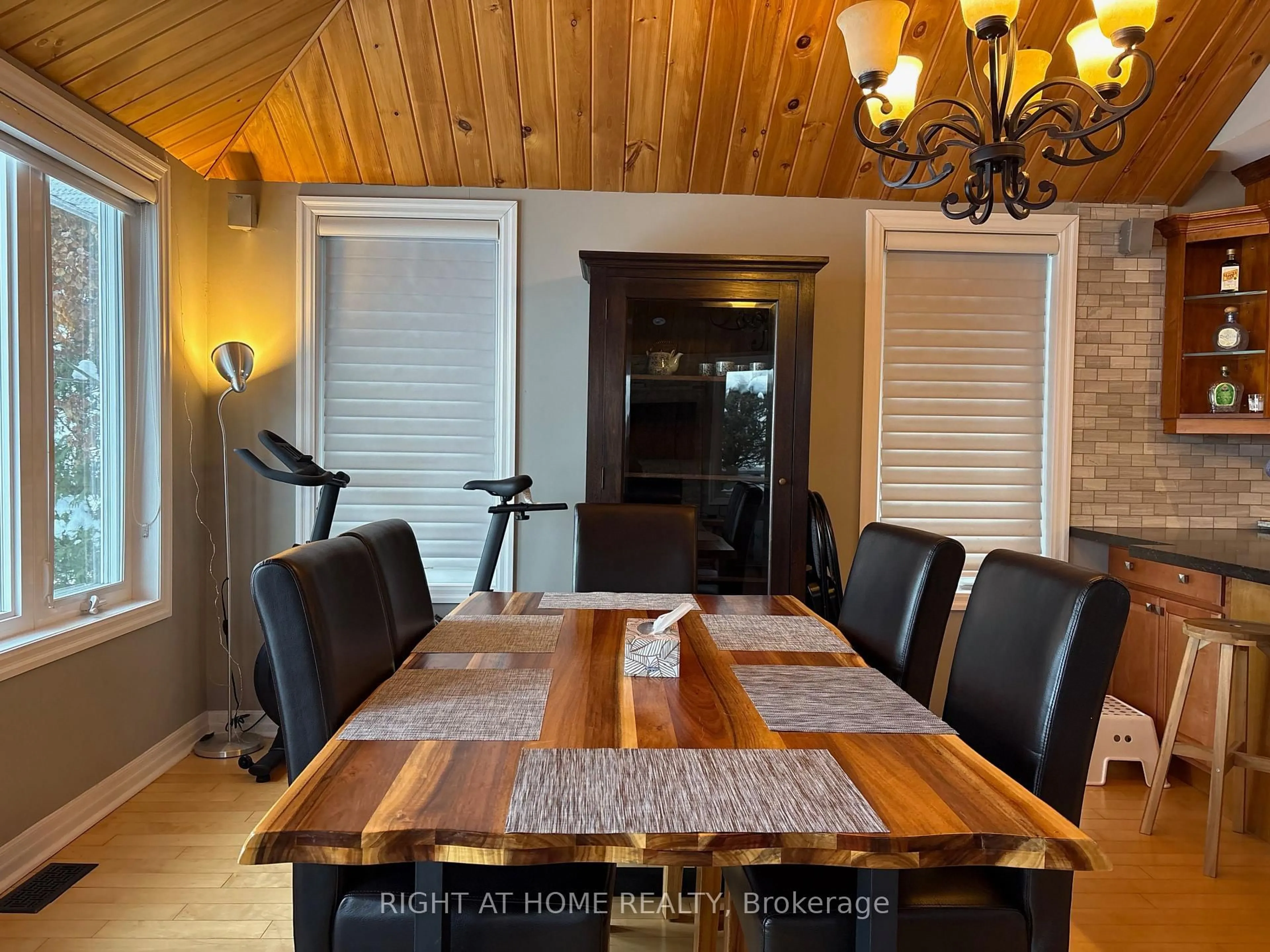 Dining room, wood/laminate floor for 407 Limerick St, Innisfil Ontario L0L 1K0