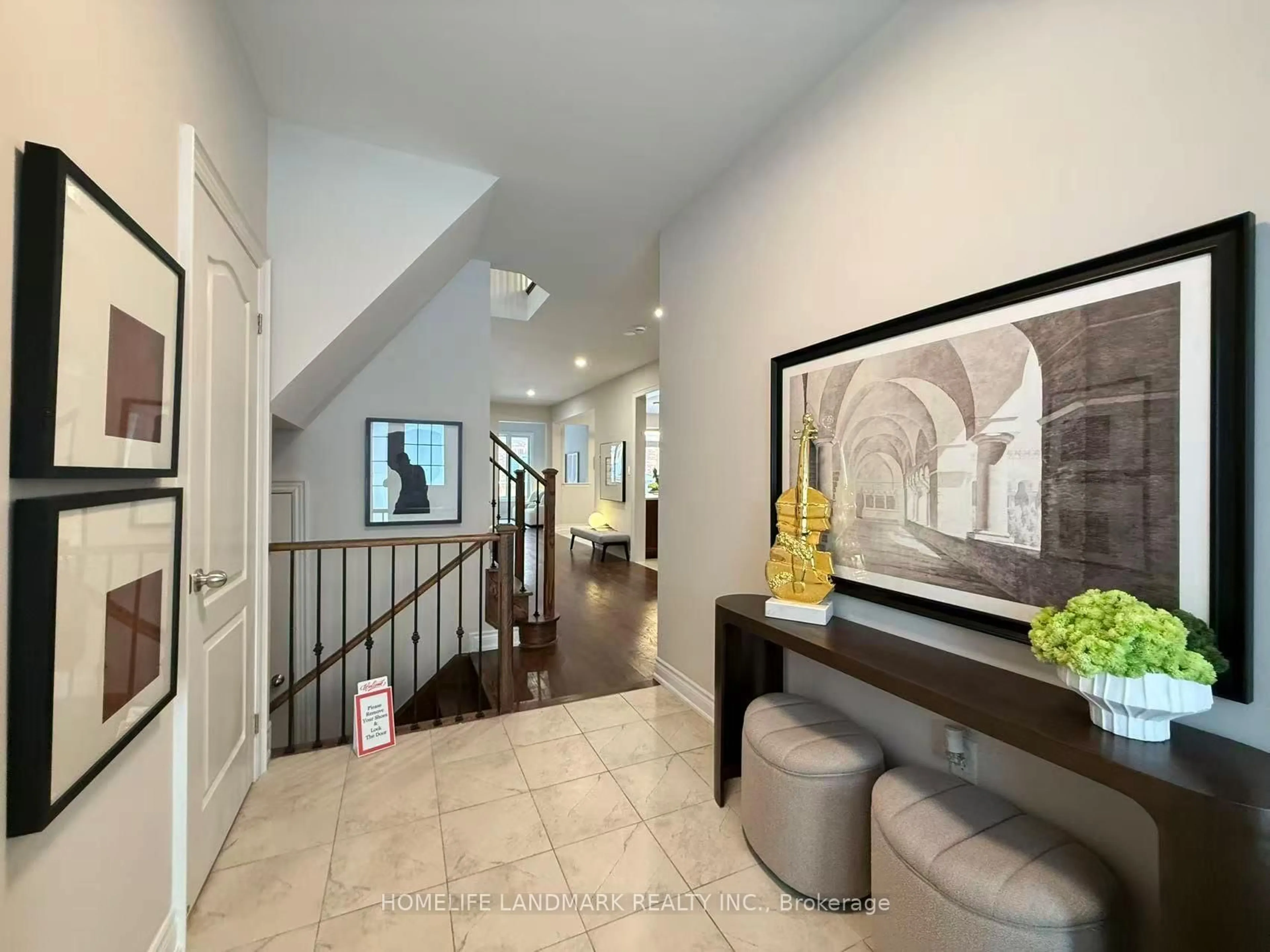 Indoor entryway for 829 LANGFORD Blvd, Bradford West Gwillimbury Ontario L3Z 0C1