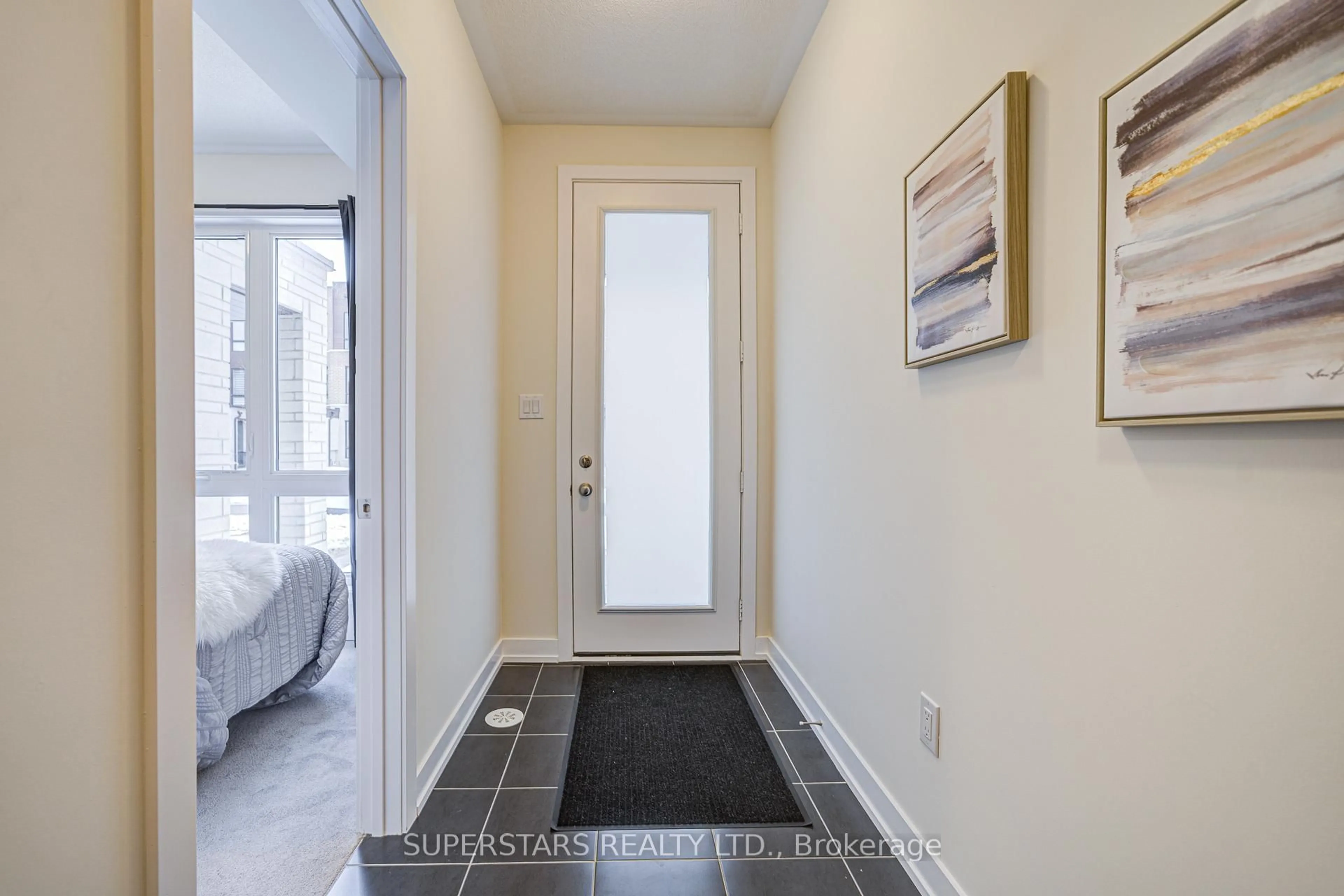 Indoor entryway for 100 Stauffer Cres, Markham Ontario L6B 1R1