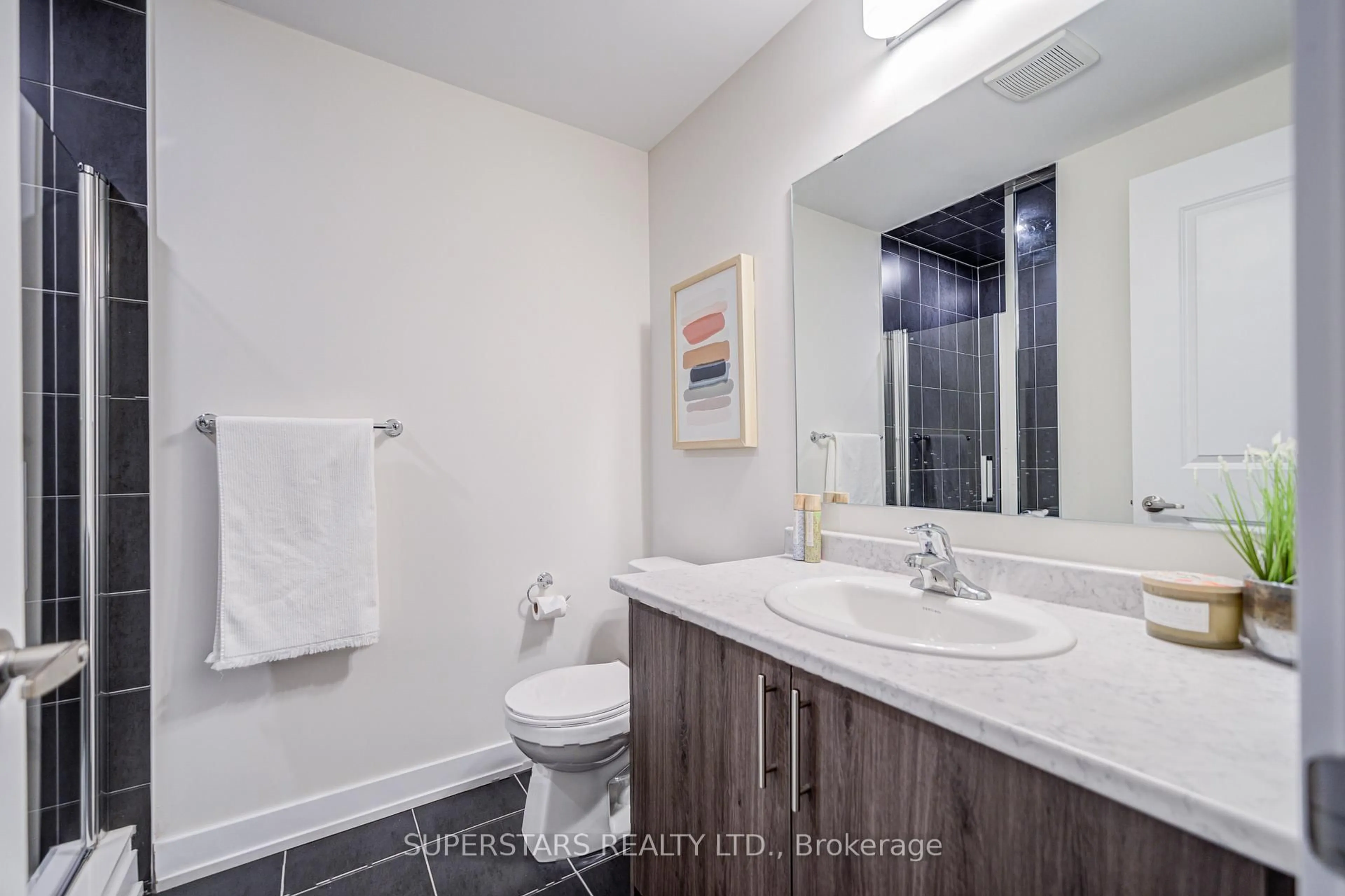 Standard bathroom, ceramic/tile floor for 100 Stauffer Cres, Markham Ontario L6B 1R1
