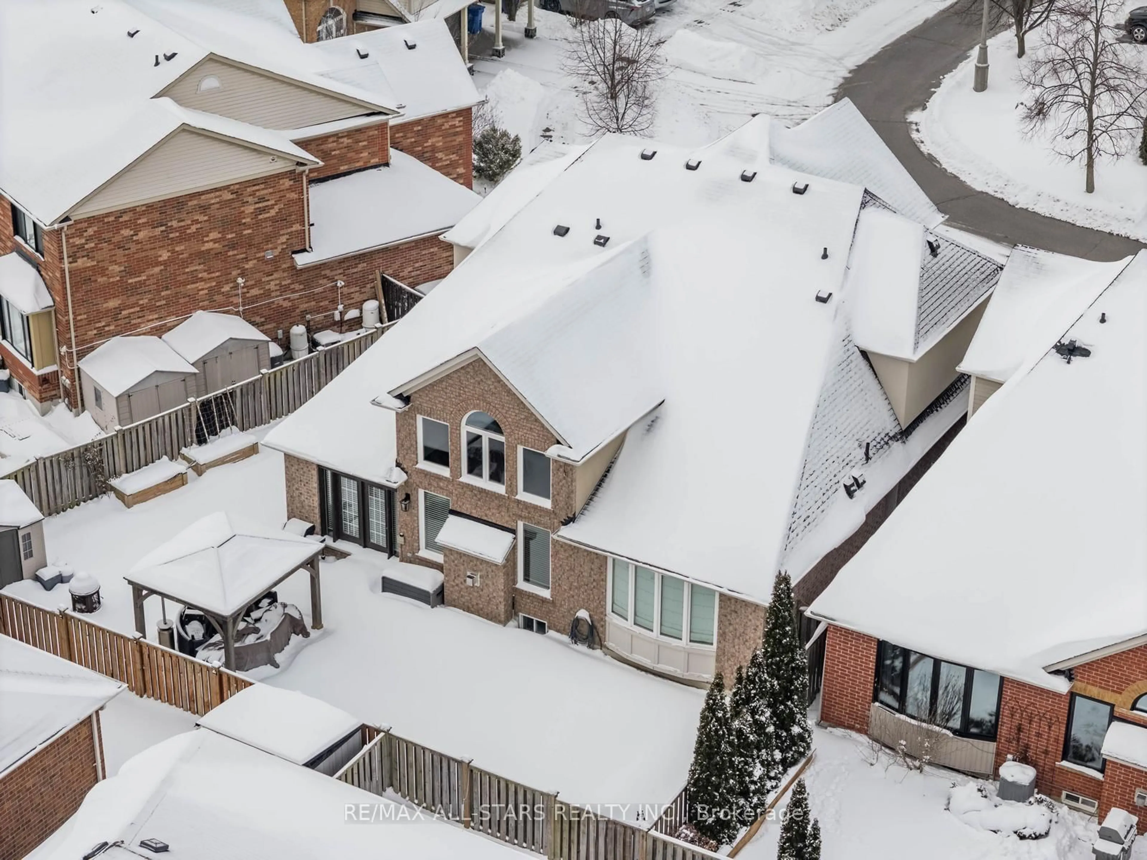 A pic from outside/outdoor area/front of a property/back of a property/a pic from drone, street for 134 Stephensbrook Circ, Whitchurch-Stouffville Ontario L4A 0G4