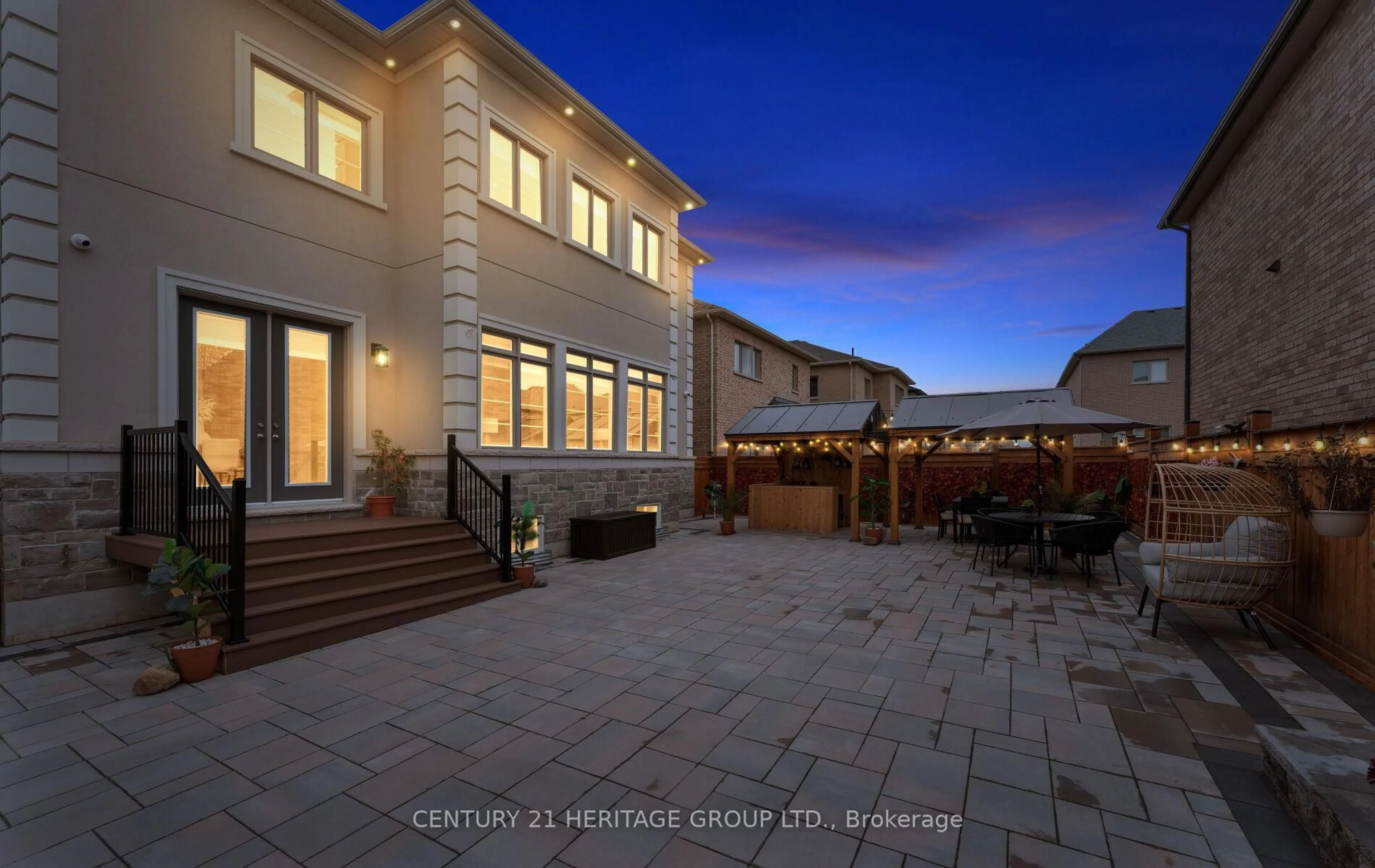 Patio, unknown for 319 Danny Wheeler Blvd, Georgina Ontario L4P 0K1