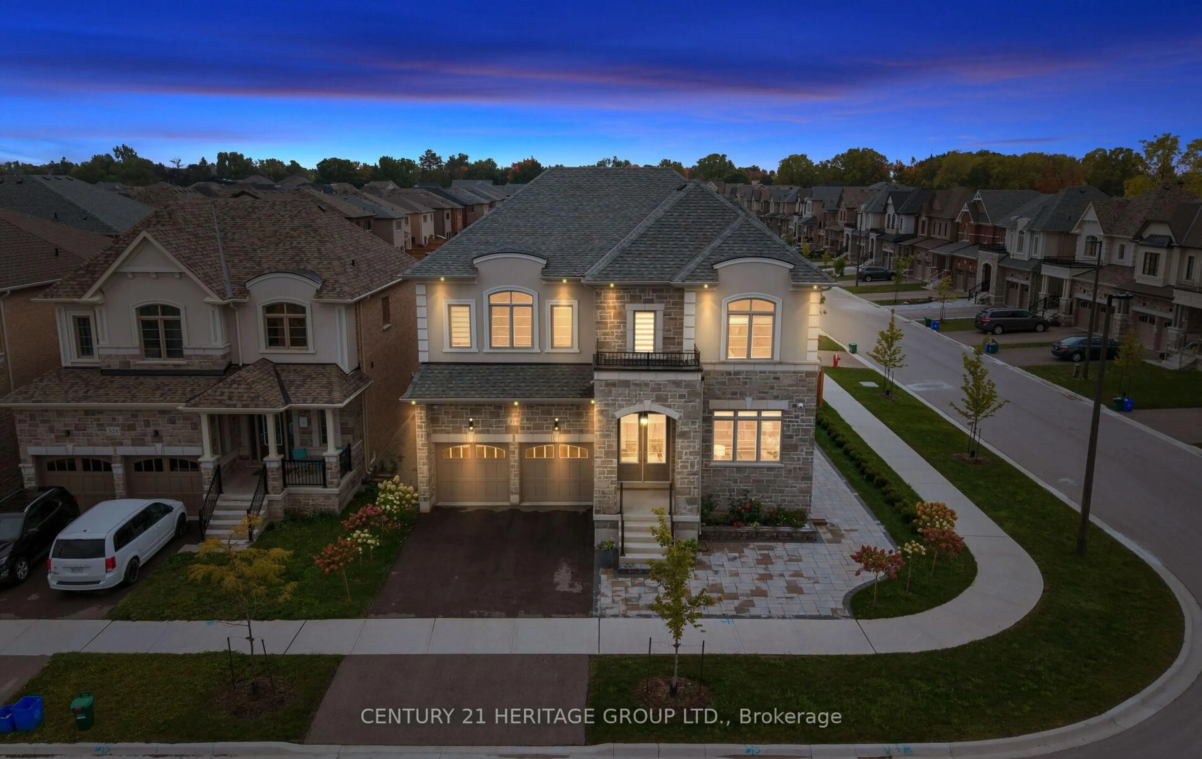 A pic from outside/outdoor area/front of a property/back of a property/a pic from drone, street for 319 Danny Wheeler Blvd, Georgina Ontario L4P 0K1