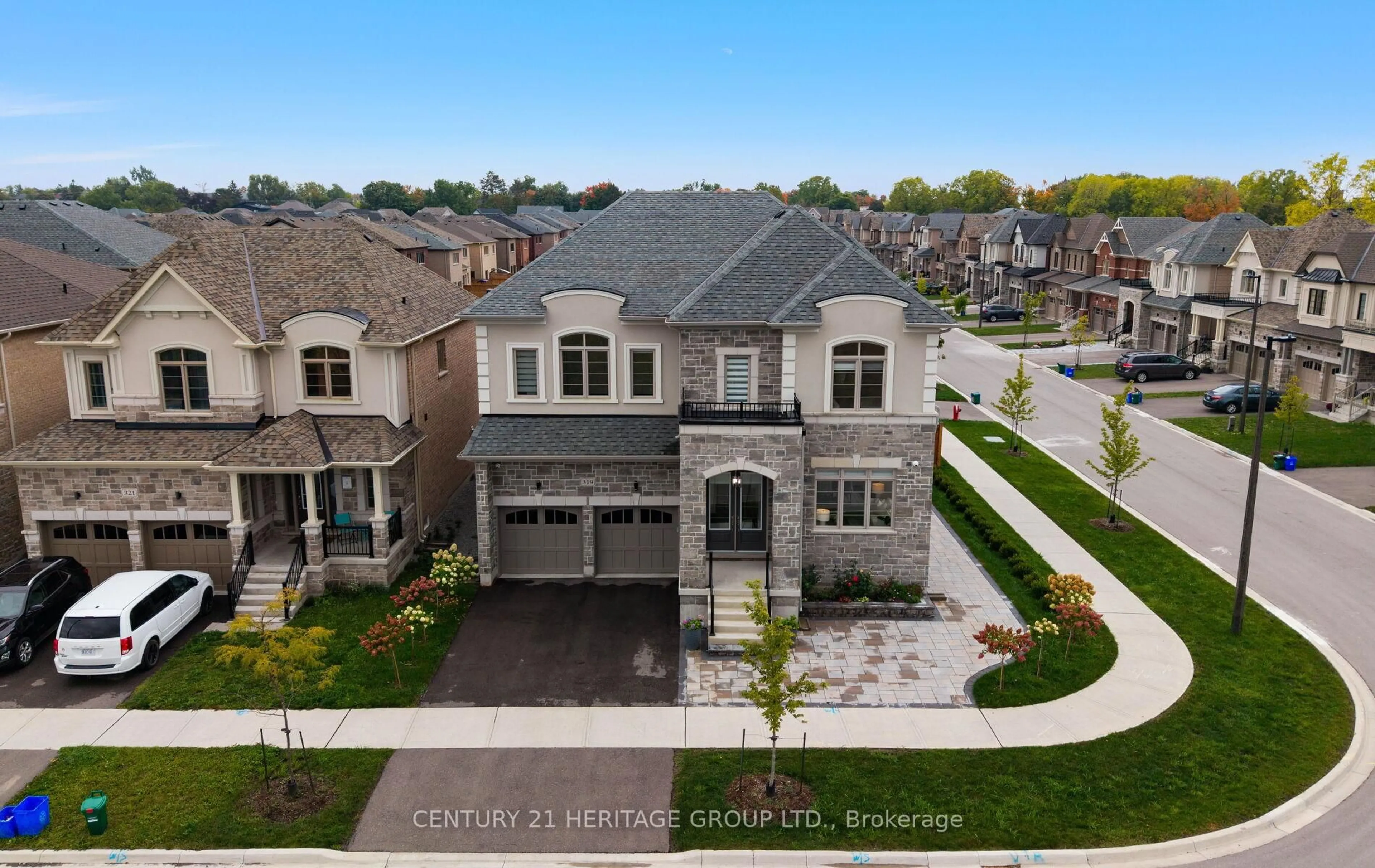 A pic from outside/outdoor area/front of a property/back of a property/a pic from drone, street for 319 Danny Wheeler Blvd, Georgina Ontario L4P 0K1