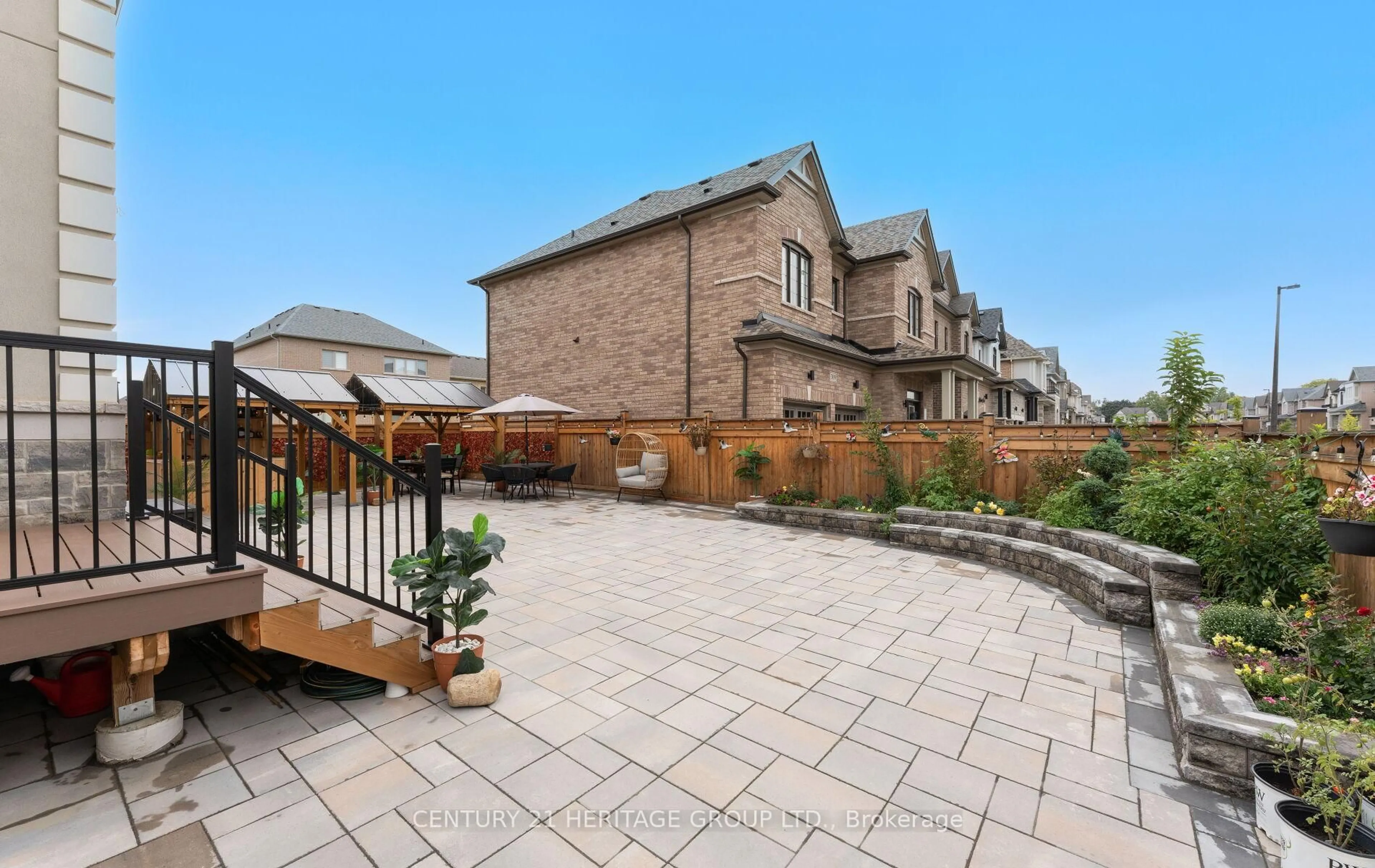 Patio, street for 319 Danny Wheeler Blvd, Georgina Ontario L4P 0K1