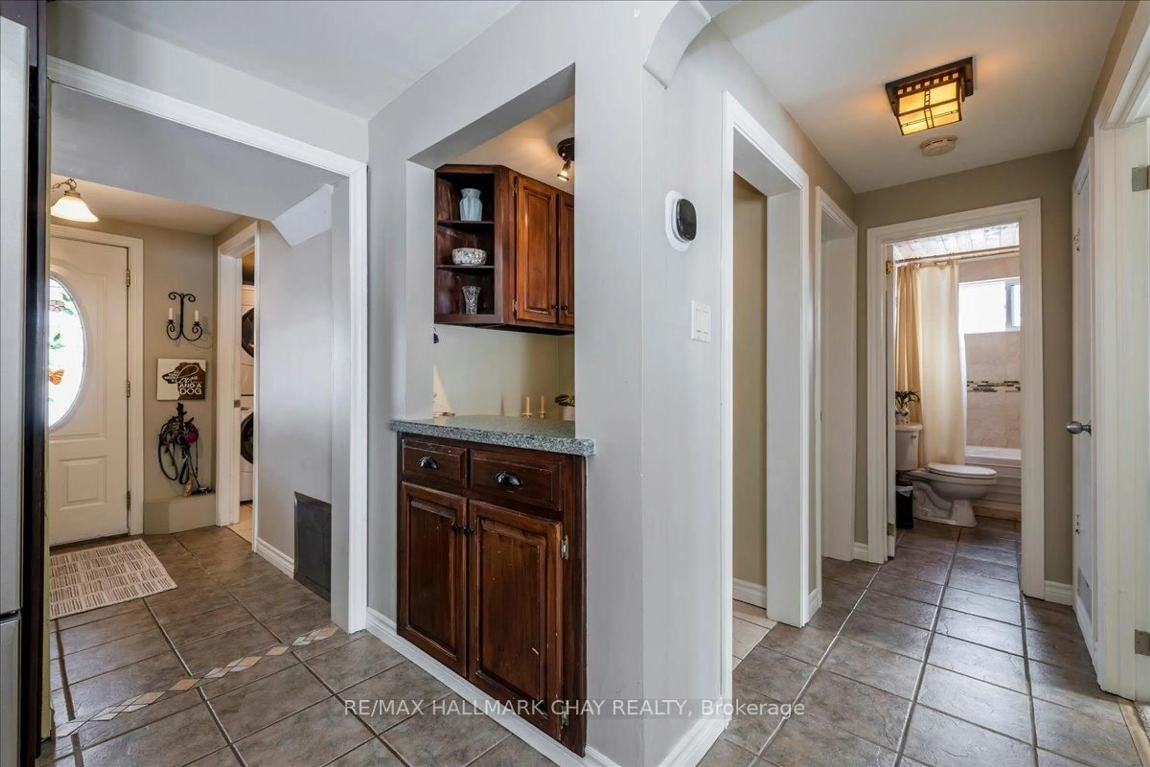 Indoor entryway for 3302 Innisfil Beach Rd, Innisfil Ontario L9S 4C7