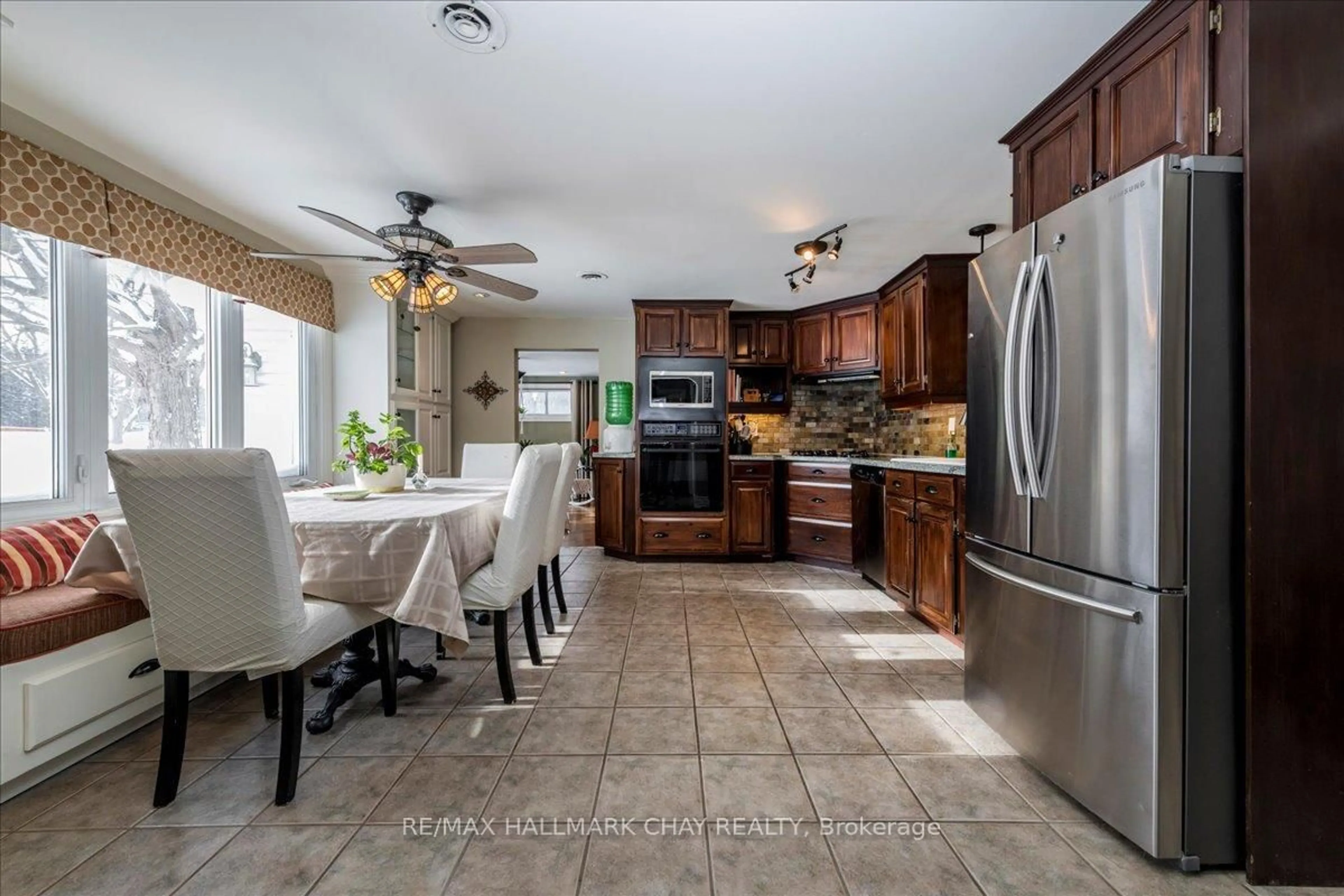 Open concept kitchen, ceramic/tile floor for 3302 Innisfil Beach Rd, Innisfil Ontario L9S 4C7