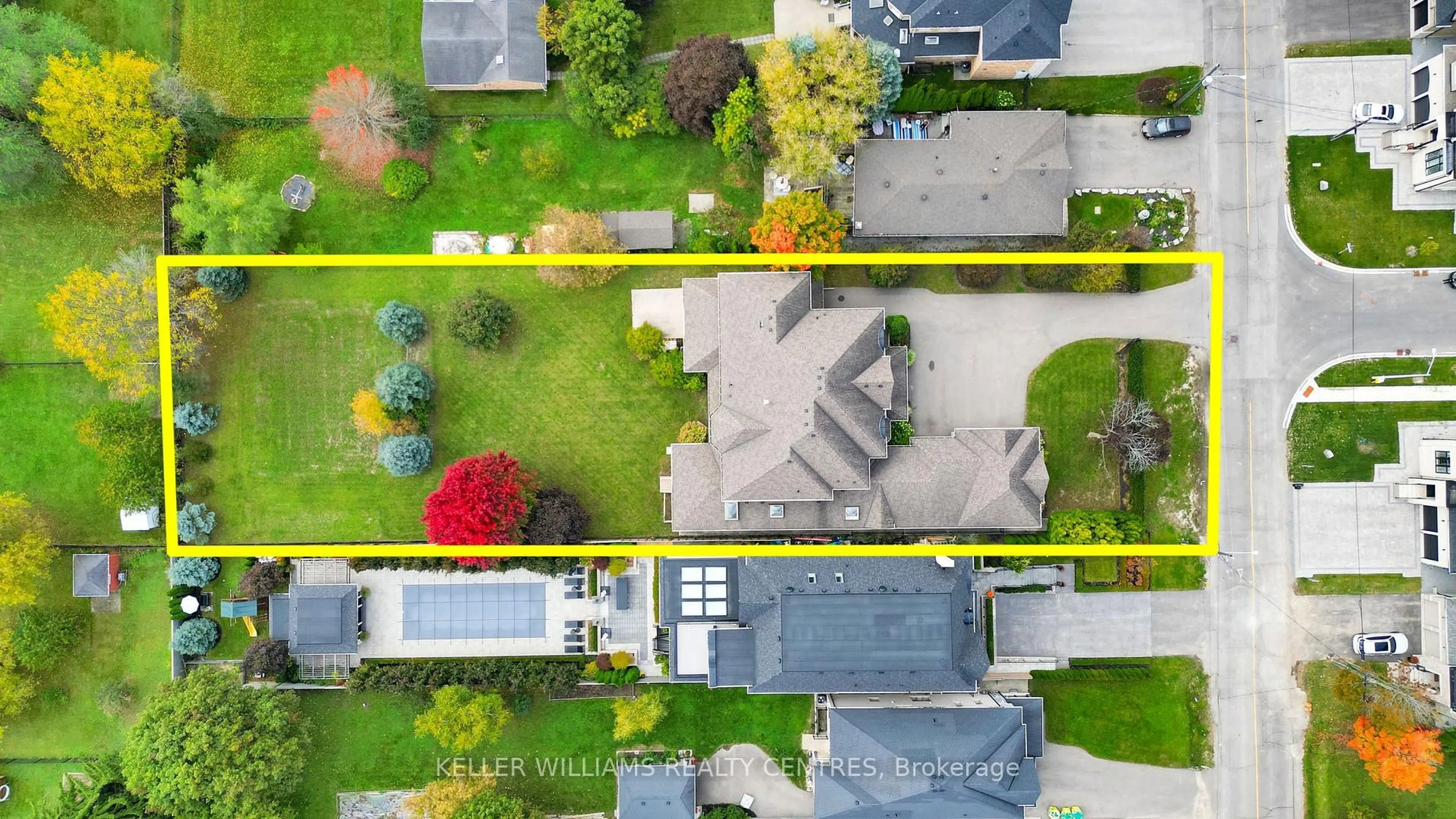 A pic from outside/outdoor area/front of a property/back of a property/a pic from drone, street for 33 Maple Grove Ave, Richmond Hill Ontario L4E 2V1