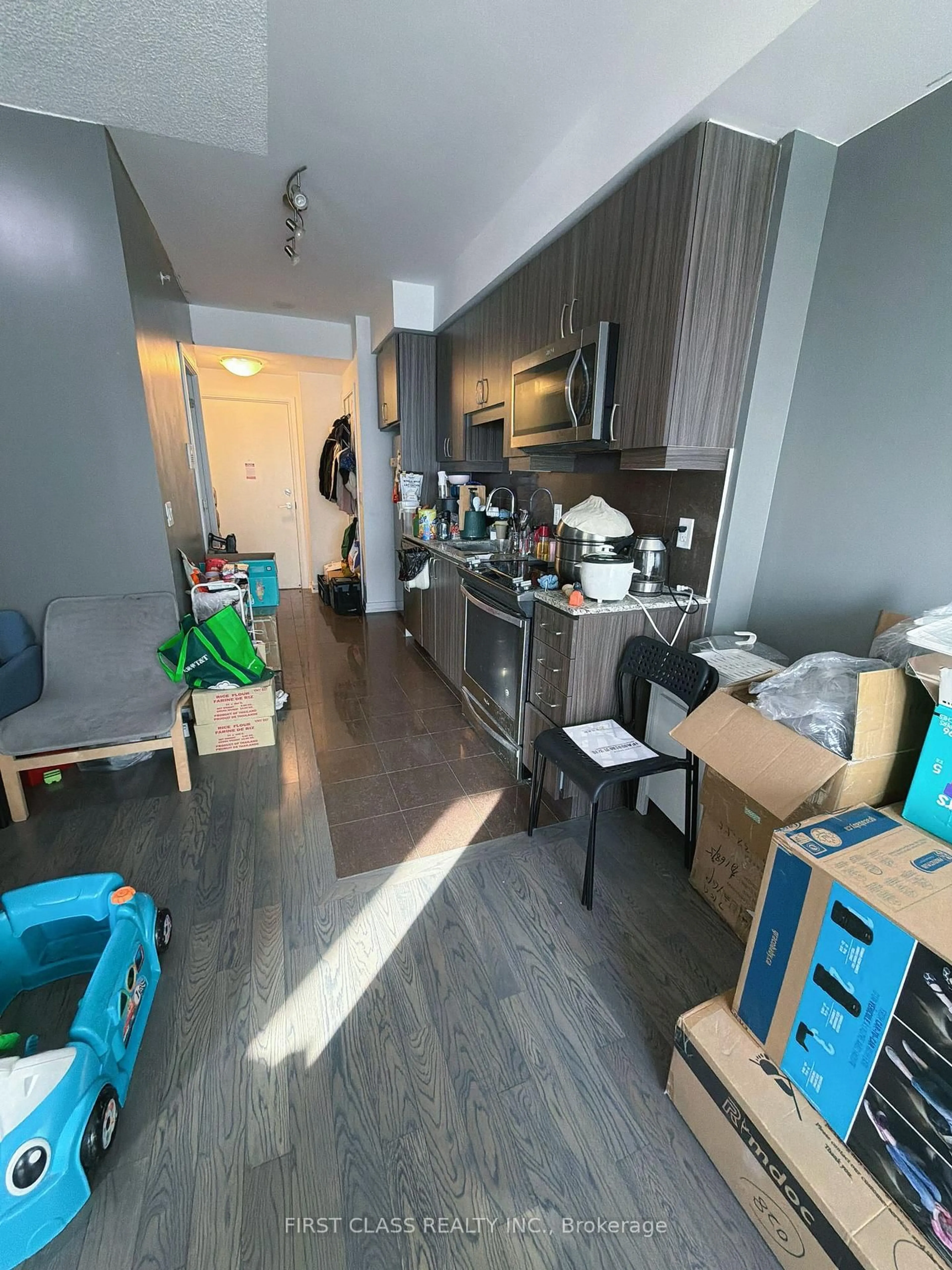 A pic of a room for 9201 Yonge St St #911, Richmond Hill Ontario L4C 1H9