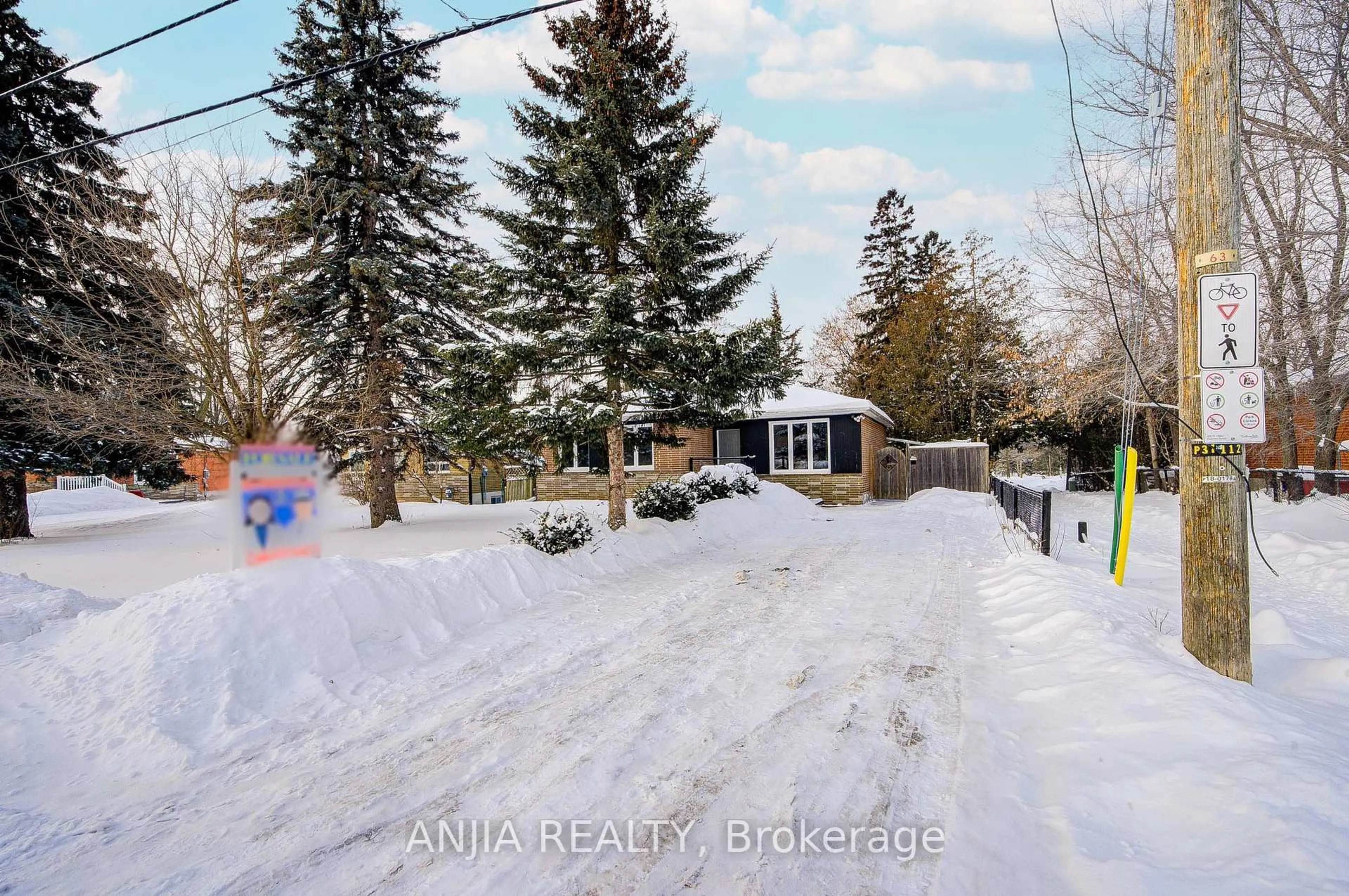 A pic from outside/outdoor area/front of a property/back of a property/a pic from drone, street for 63 Rockport Cres, Richmond Hill Ontario L4C 2L7