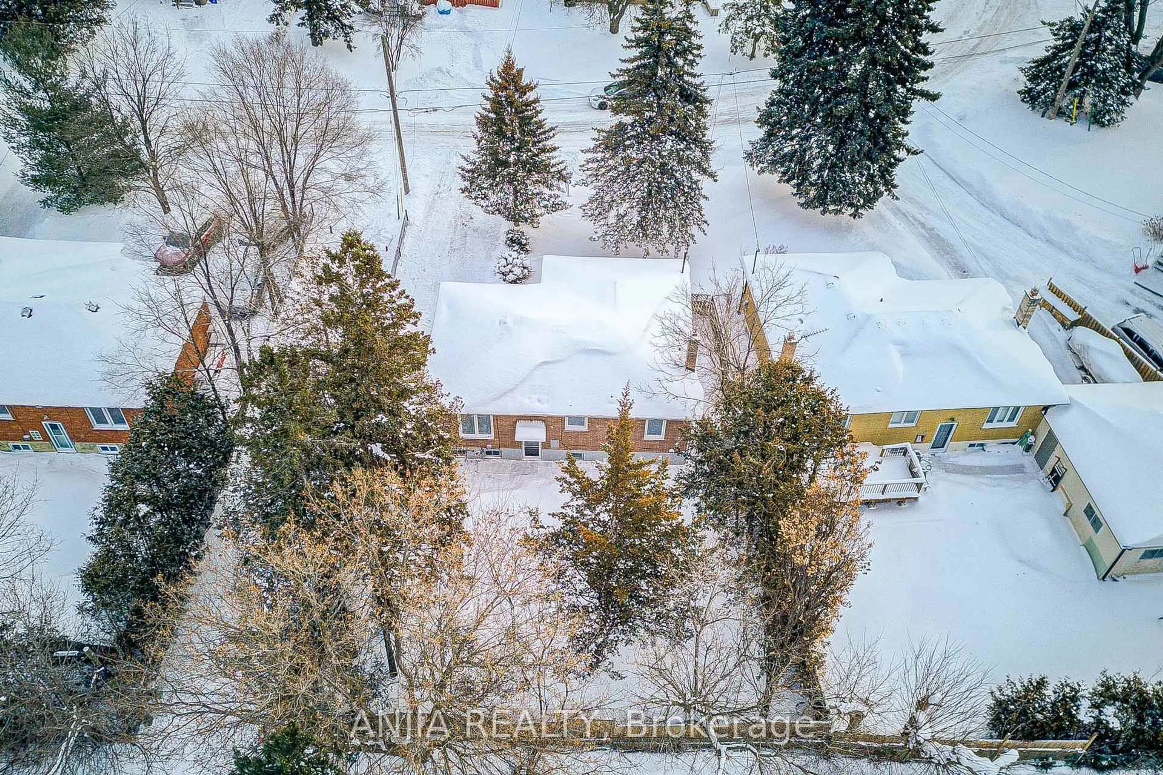 A pic from outside/outdoor area/front of a property/back of a property/a pic from drone, forest/trees view for 63 Rockport Cres, Richmond Hill Ontario L4C 2L7