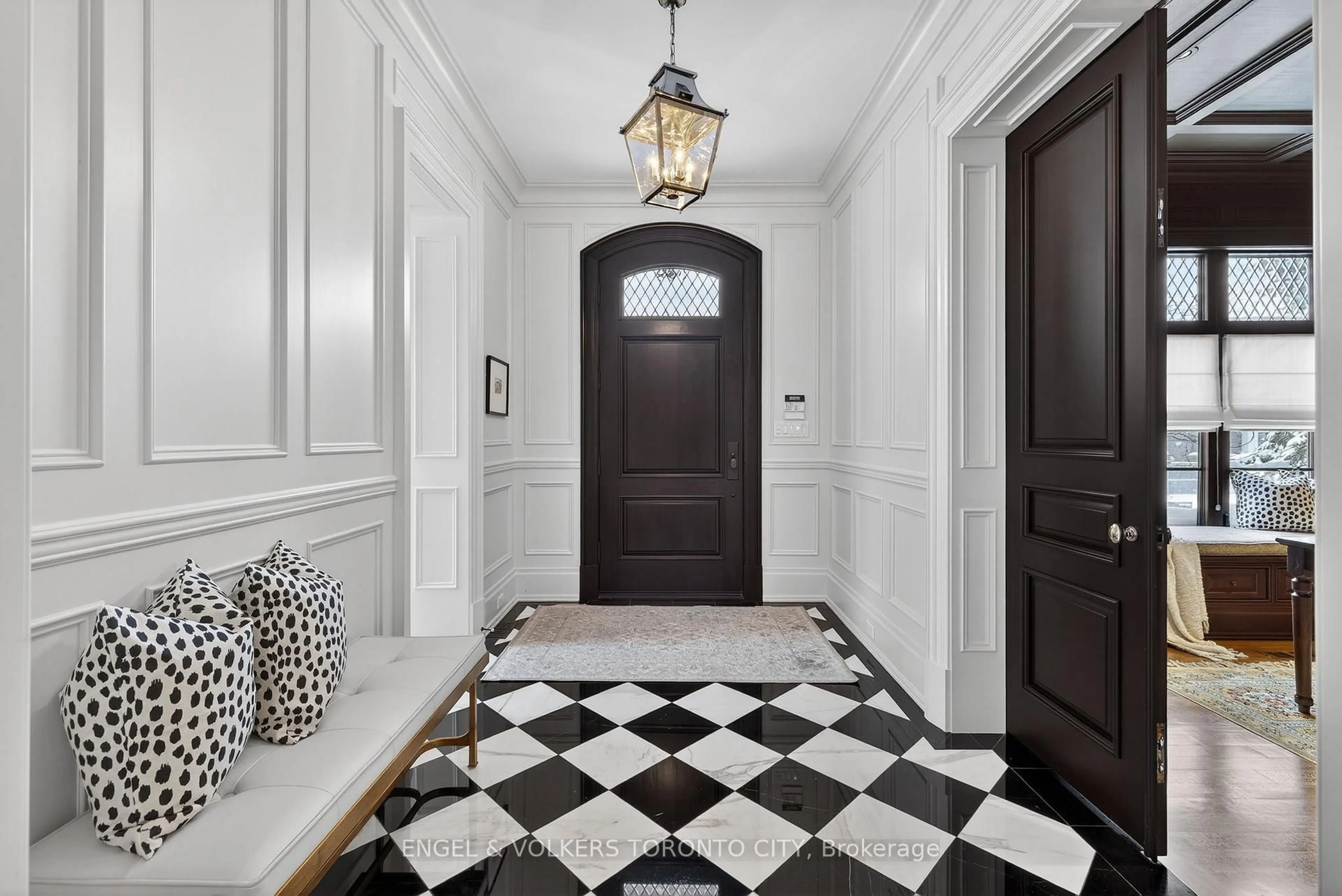 Indoor entryway for 28 Long Hill Dr, Richmond Hill Ontario L4E 3M5