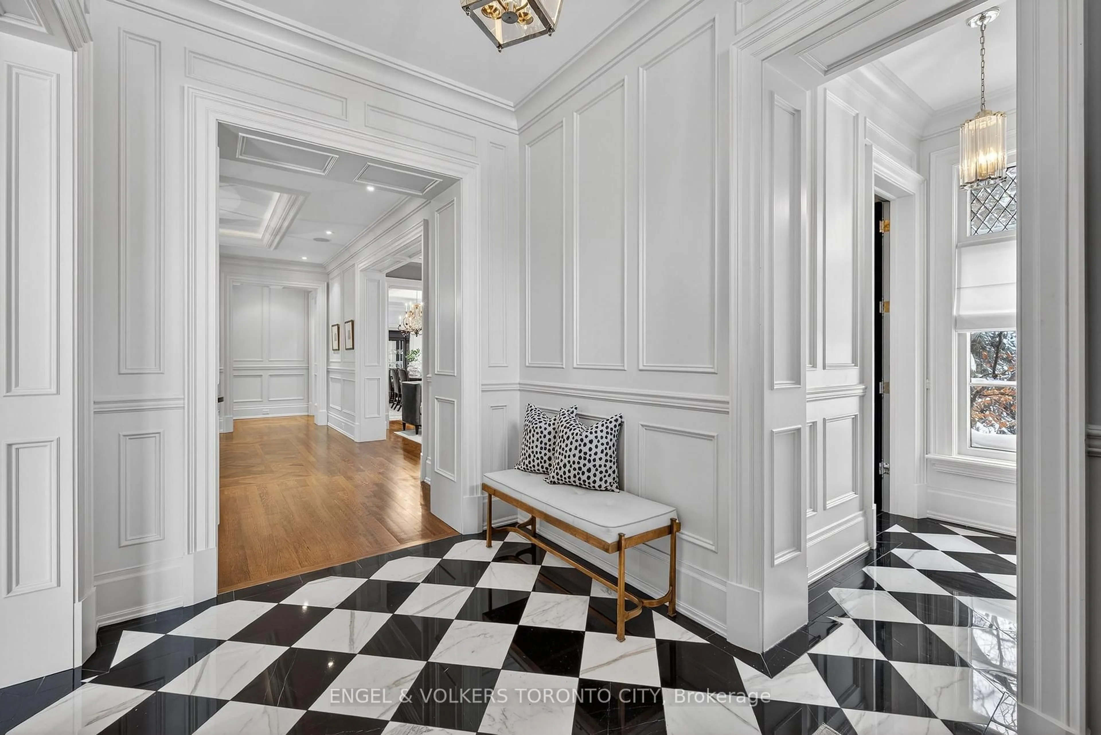 Indoor foyer for 28 Long Hill Dr, Richmond Hill Ontario L4E 3M5