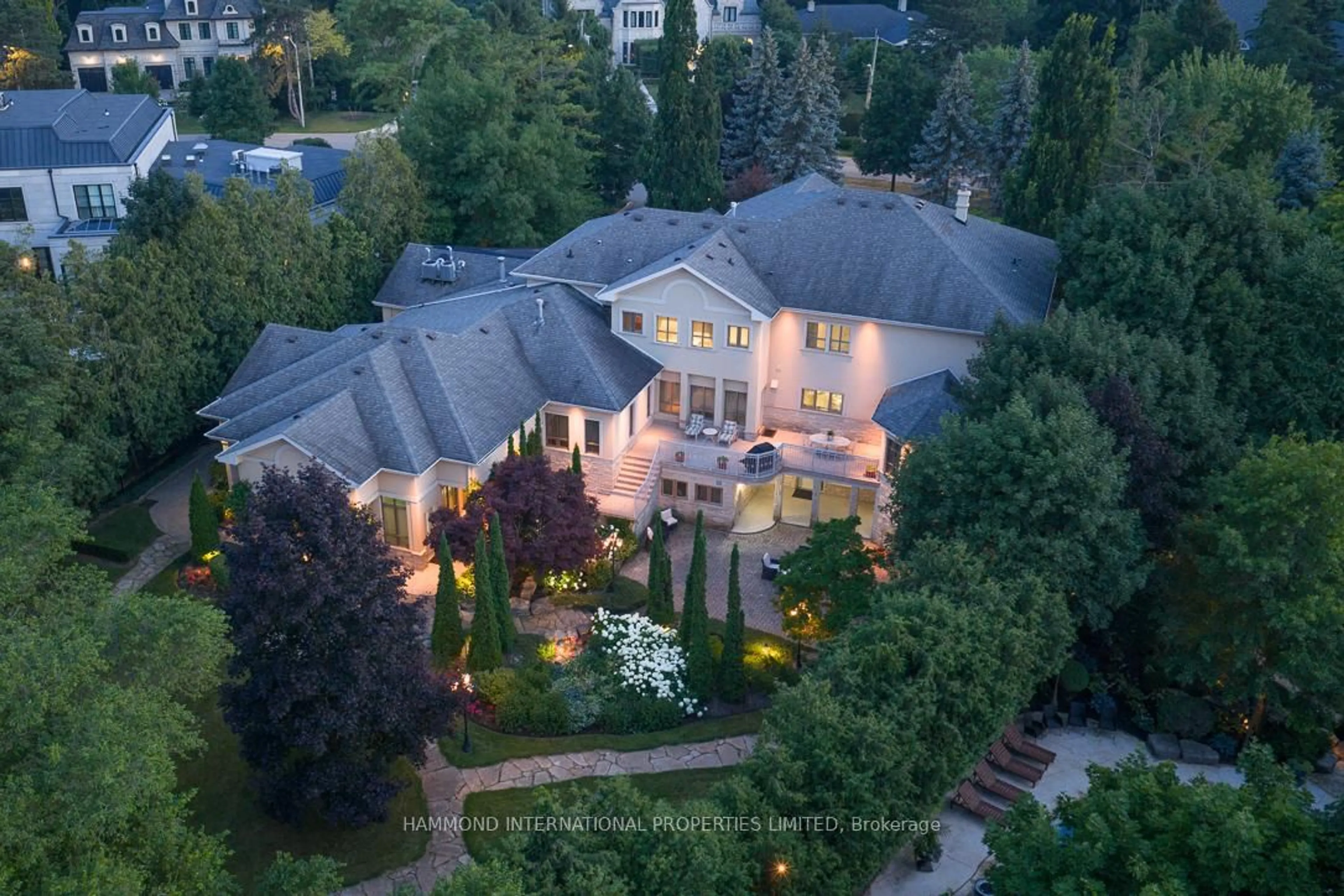 A pic from outside/outdoor area/front of a property/back of a property/a pic from drone, unknown for 19 RIVERSIDE Blvd, Vaughan Ontario L4J 1H4