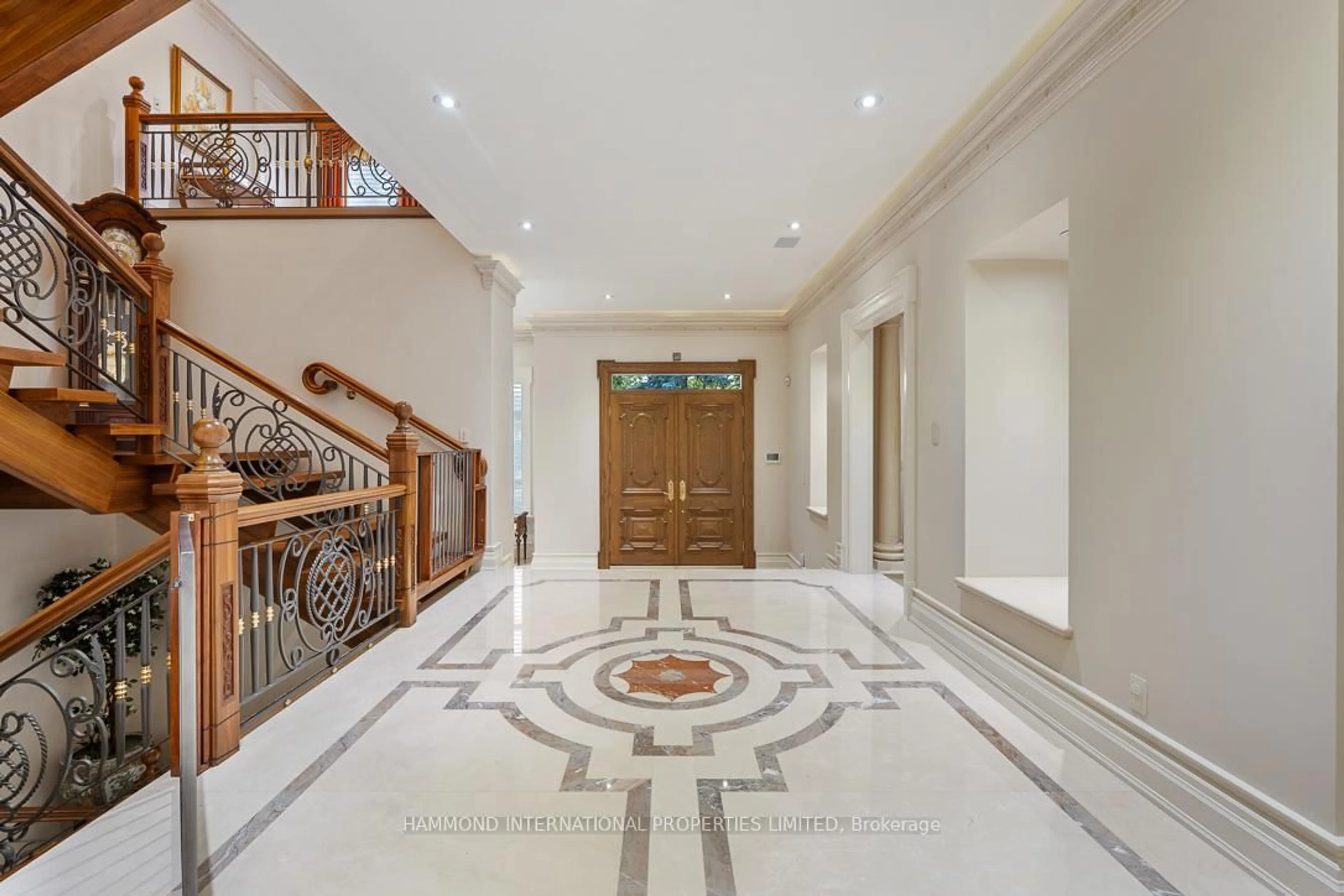Indoor foyer for 19 RIVERSIDE Blvd, Vaughan Ontario L4J 1H4