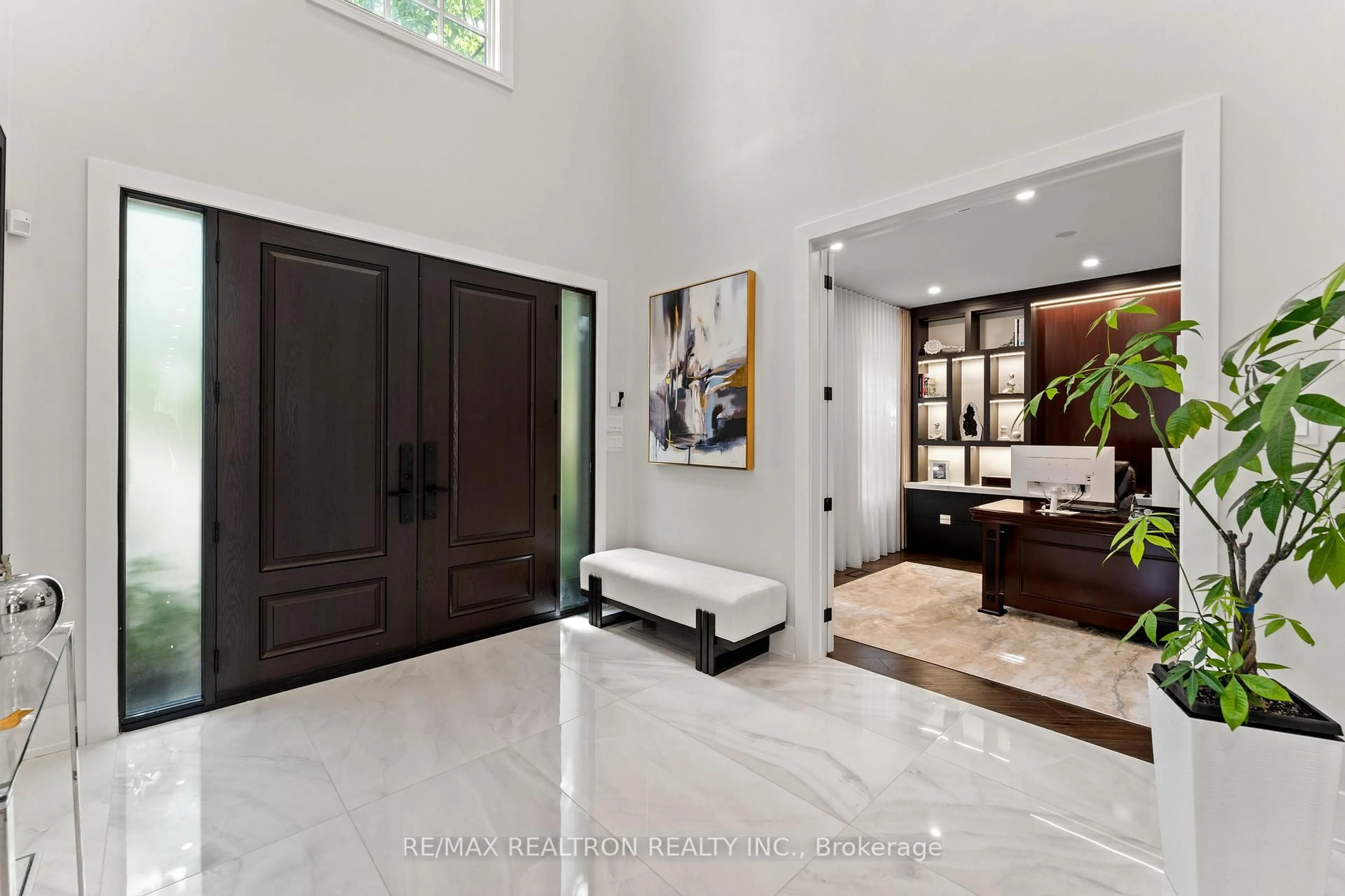 Indoor entryway for 63 Willett Cres, Richmond Hill Ontario L4C 7W2