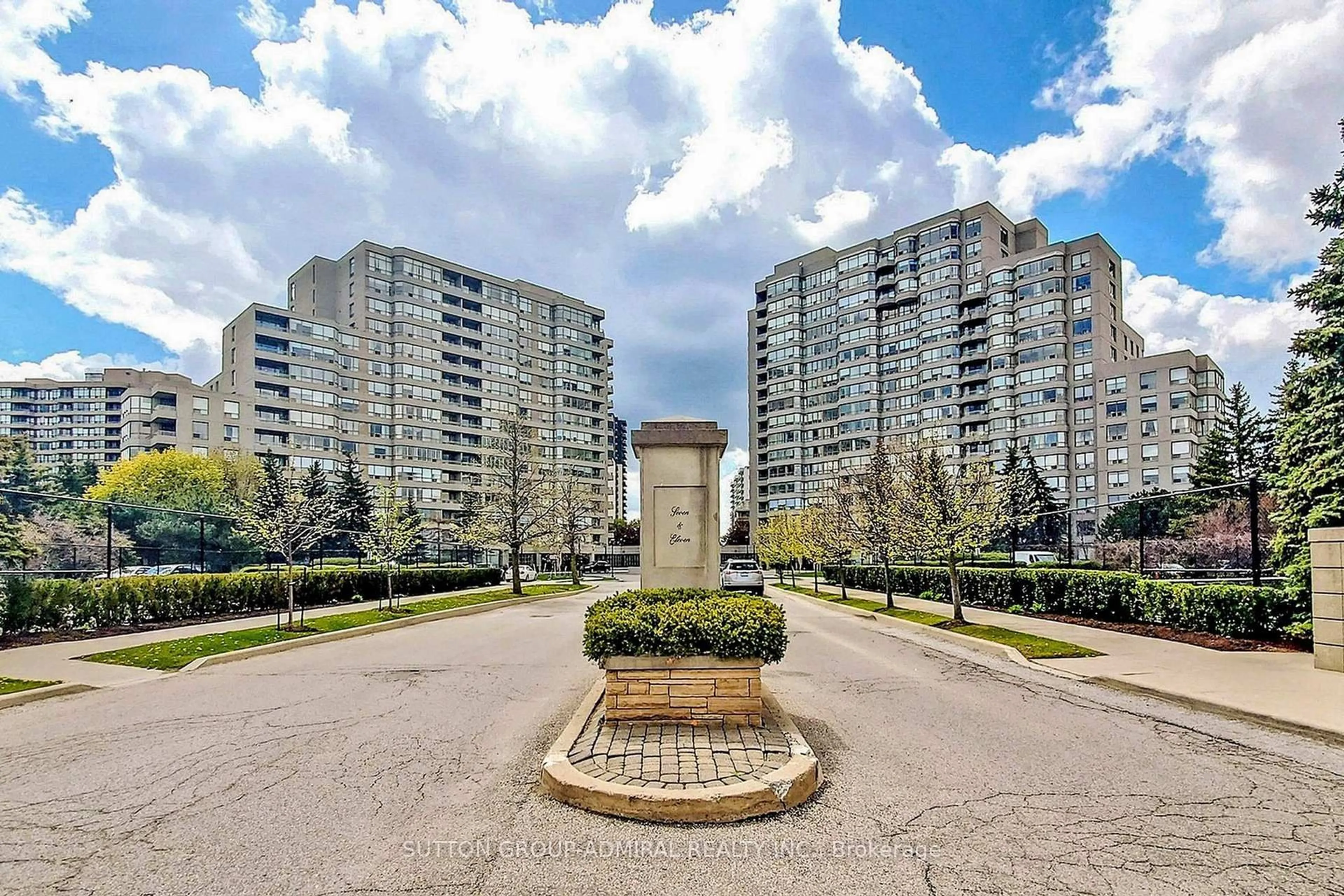 Patio, street for 11 Townsgate Dr #512, Vaughan Ontario L4J 8G4