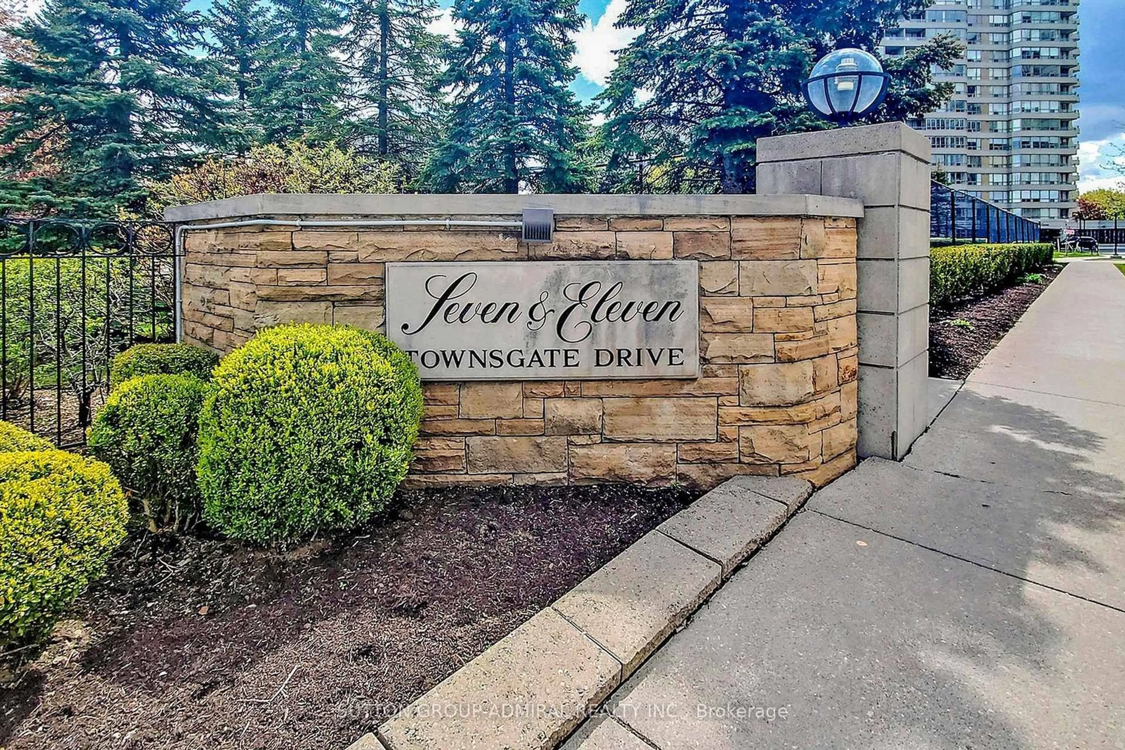 Indoor foyer for 11 Townsgate Dr #512, Vaughan Ontario L4J 8G4