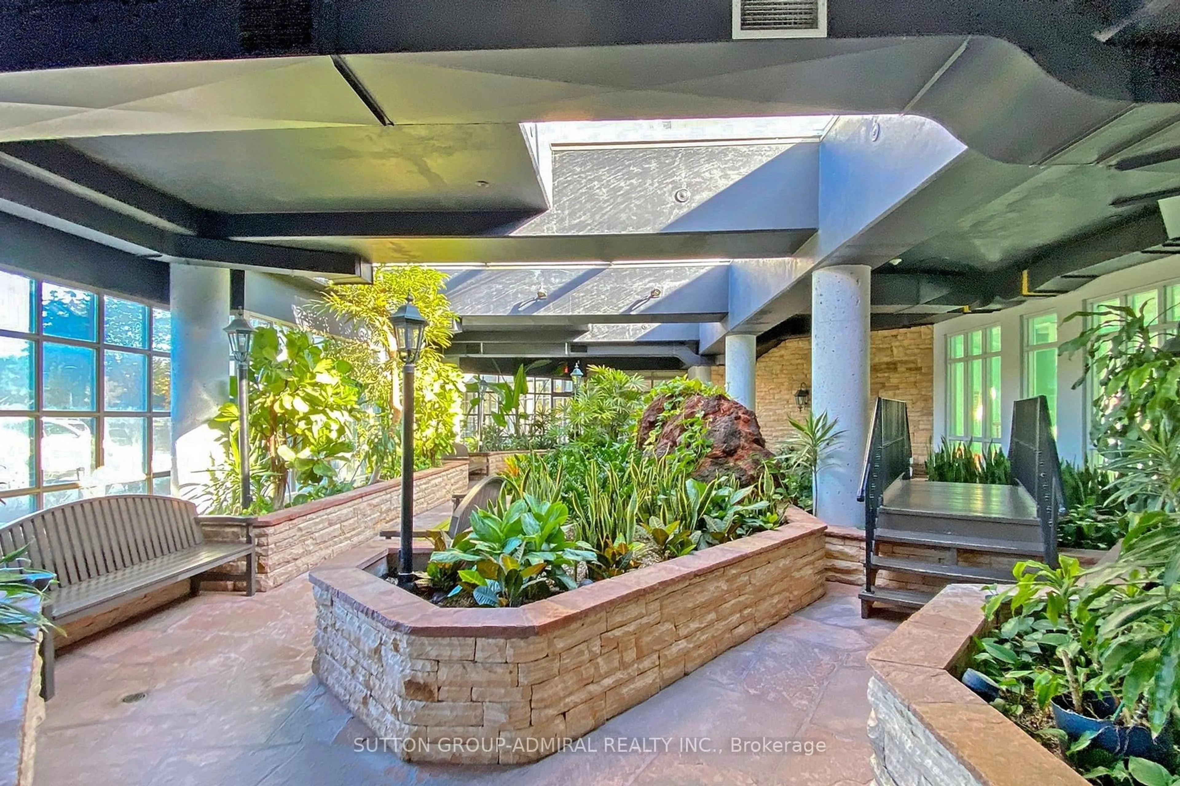 Indoor foyer for 11 Townsgate Dr #512, Vaughan Ontario L4J 8G4