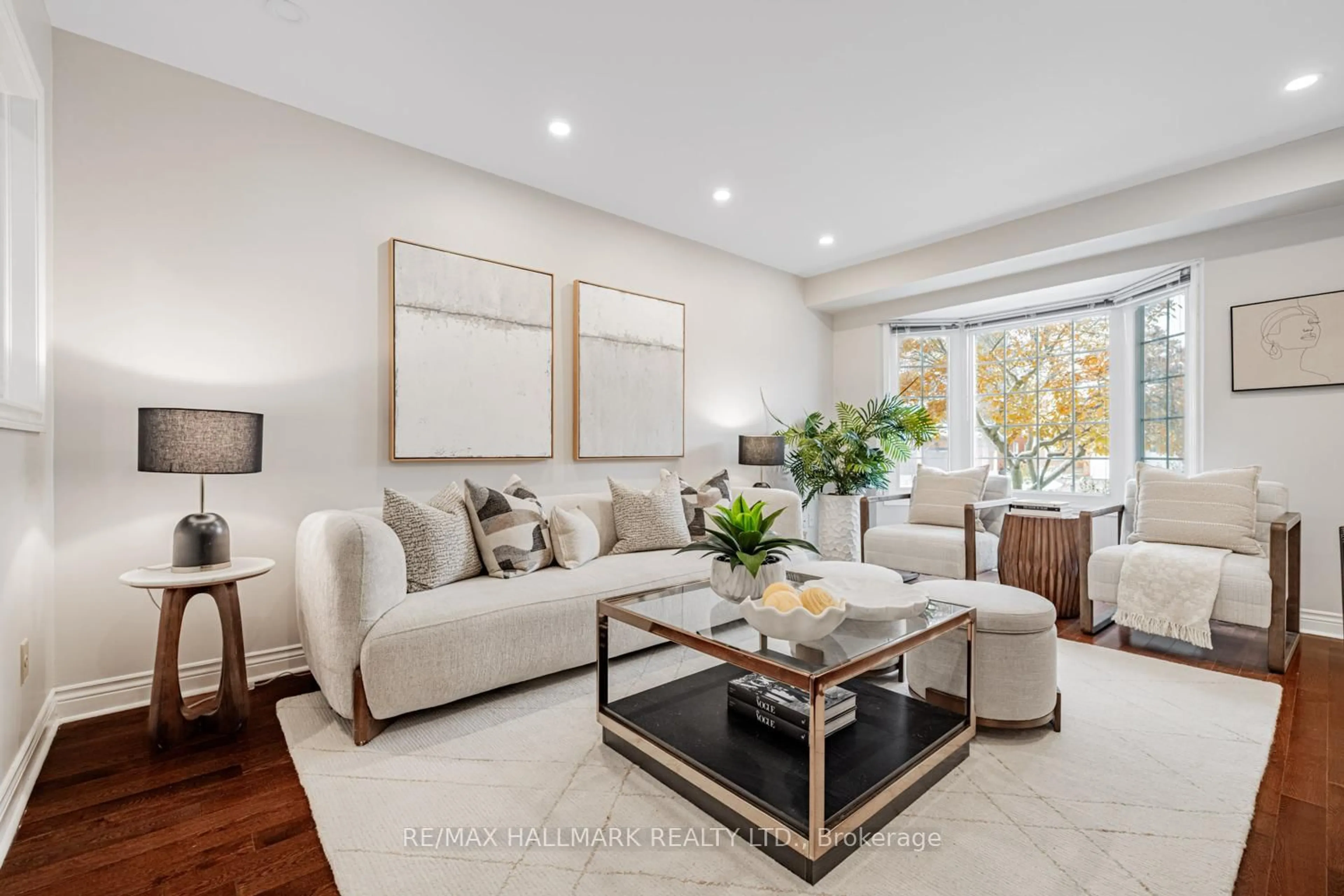 Living room with furniture, ceramic/tile floor for 29 Canterbury Crt, Richmond Hill Ontario L4C 8E4