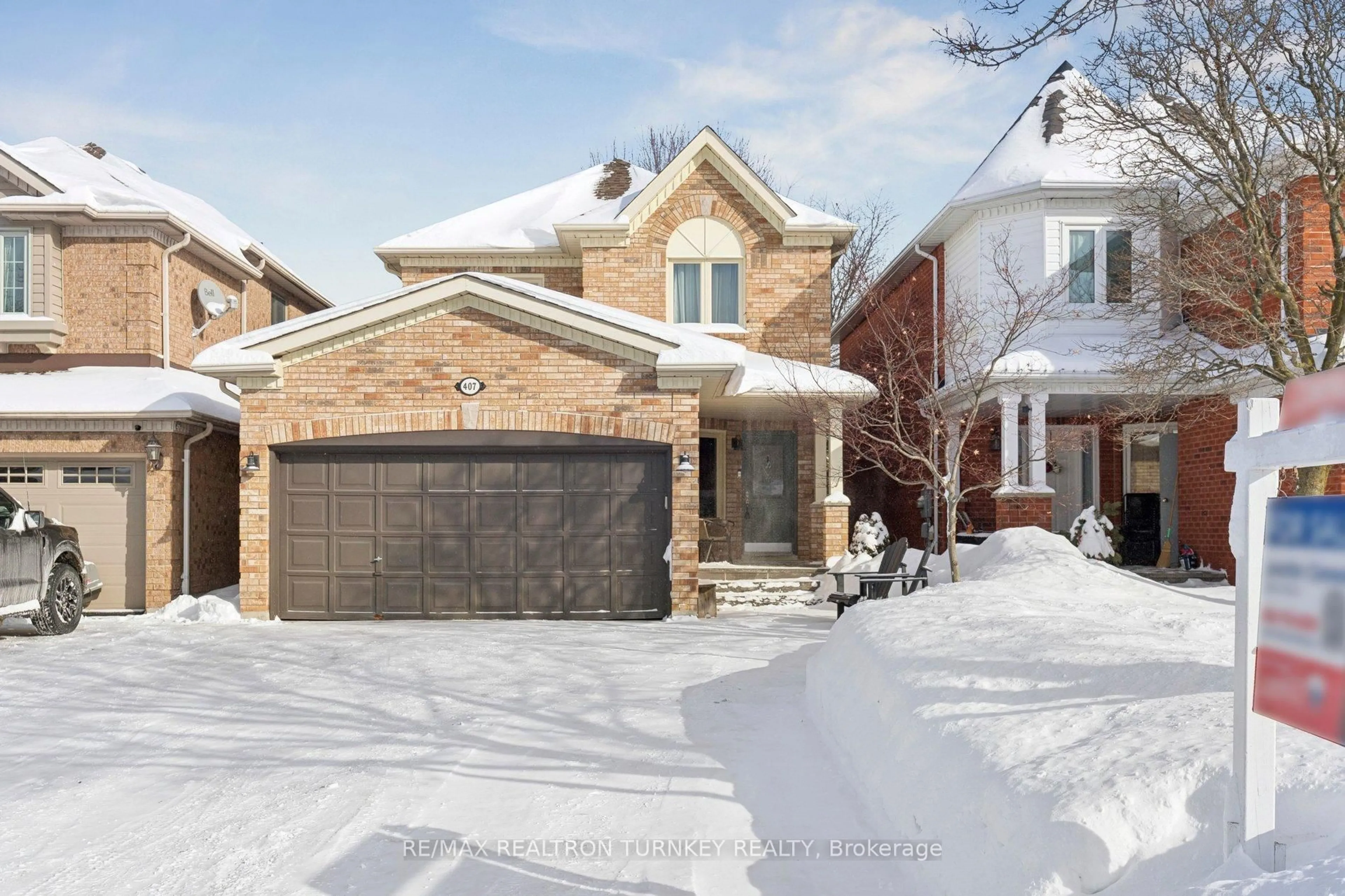Home with brick exterior material, street for 407 Seneca Crt, Newmarket Ontario L3X 2C8