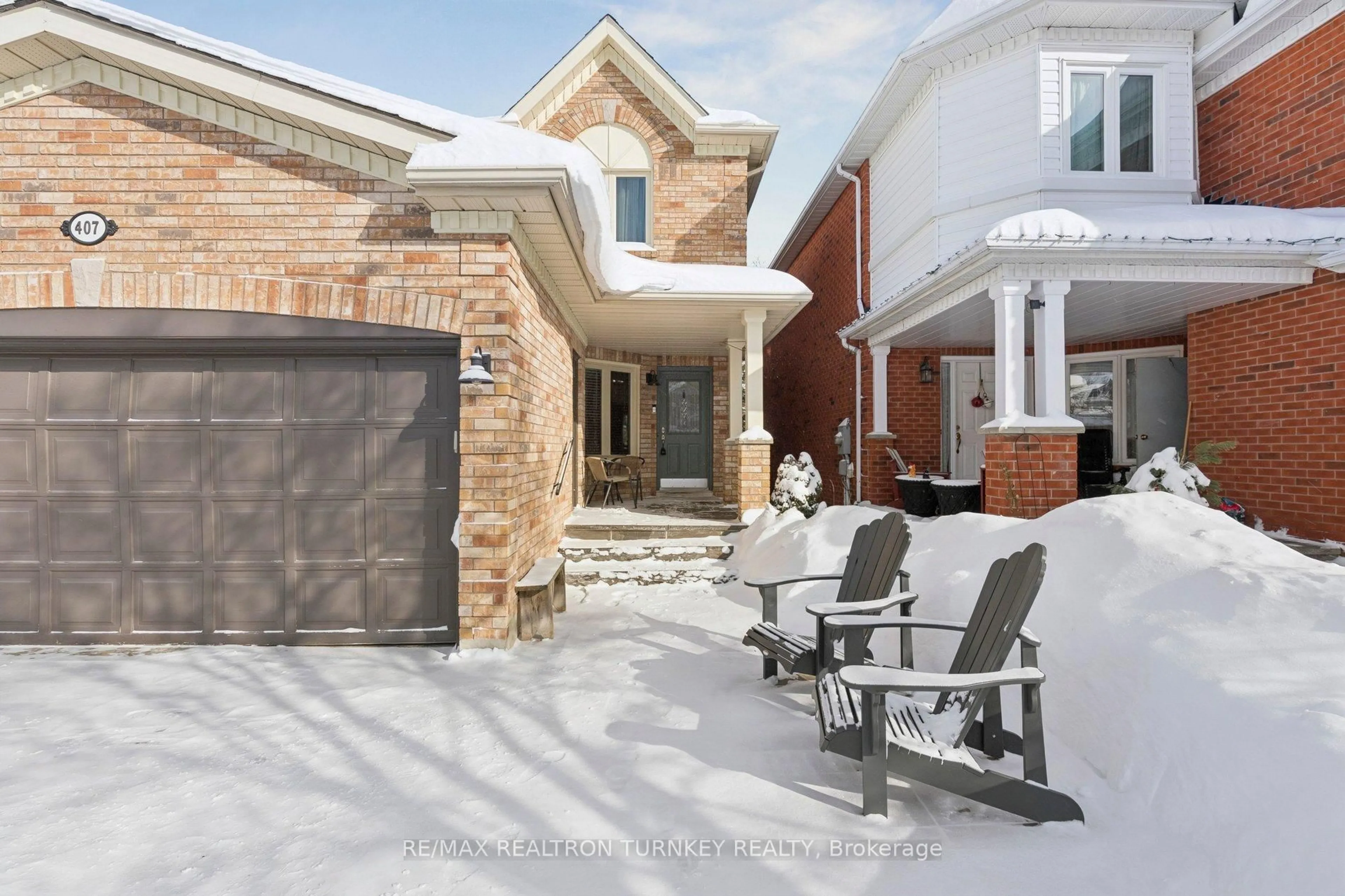 Home with brick exterior material, street for 407 Seneca Crt, Newmarket Ontario L3X 2C8
