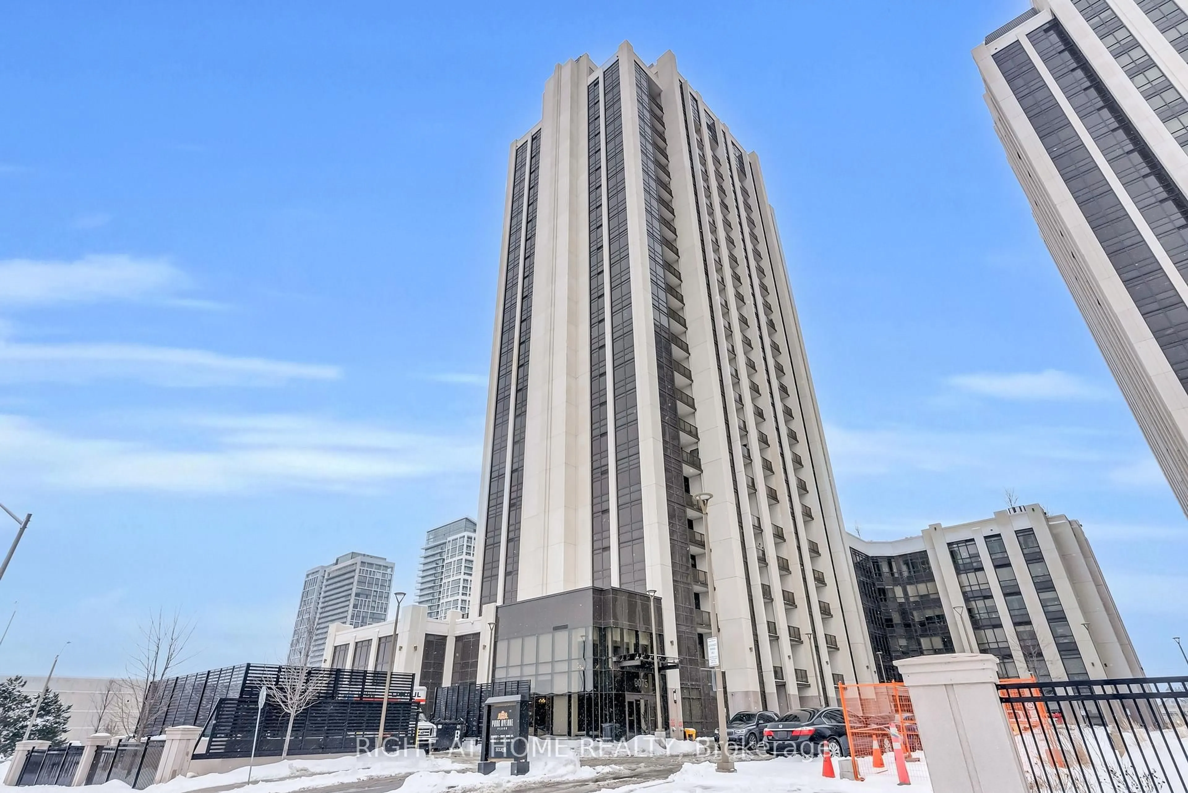 Indoor foyer for 9075 Jane St #2309, Vaughan Ontario L4K 0L7