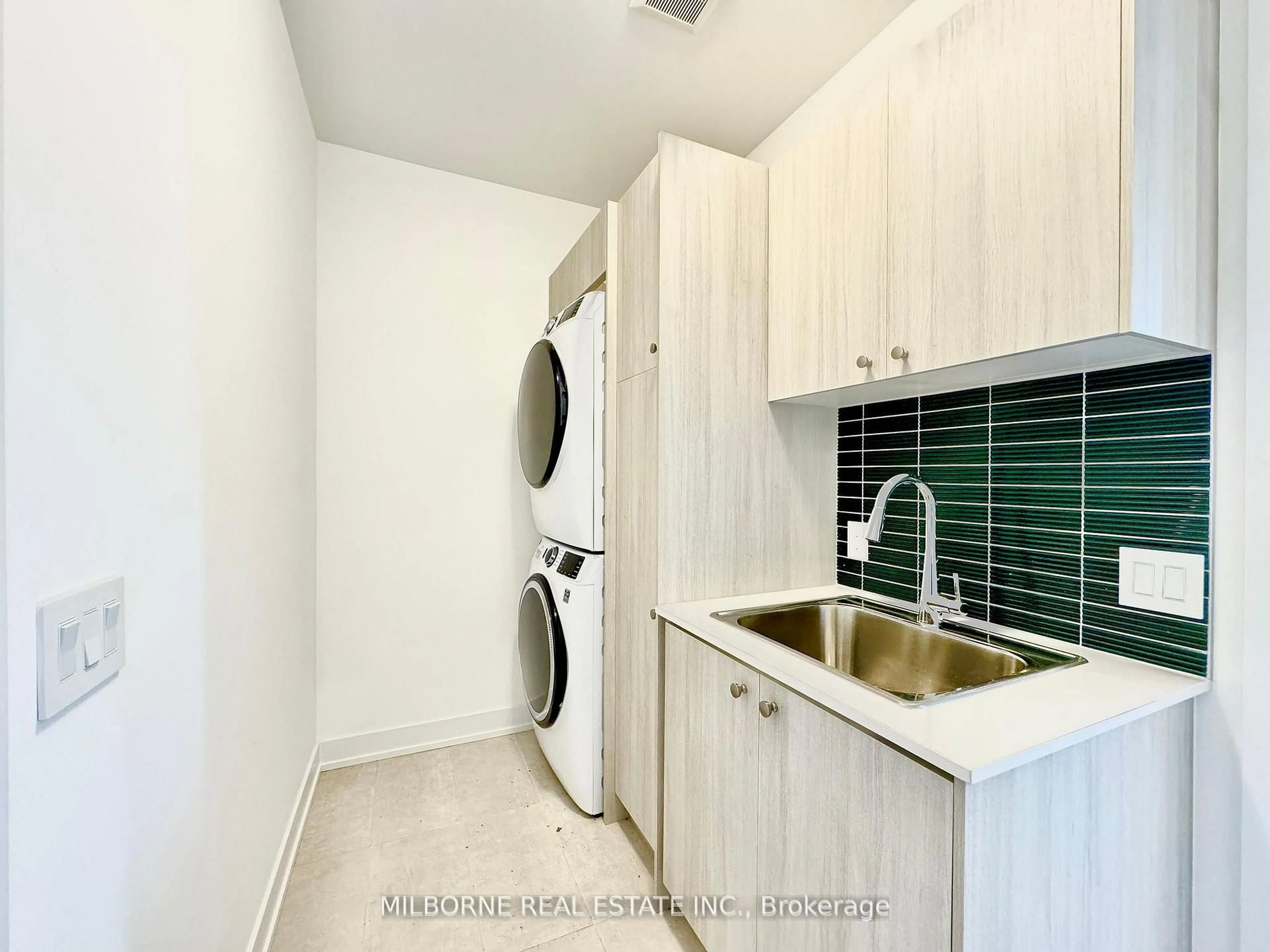 Laundry room for 54 Fred Beaton Pl, King Ontario L7B 1G2