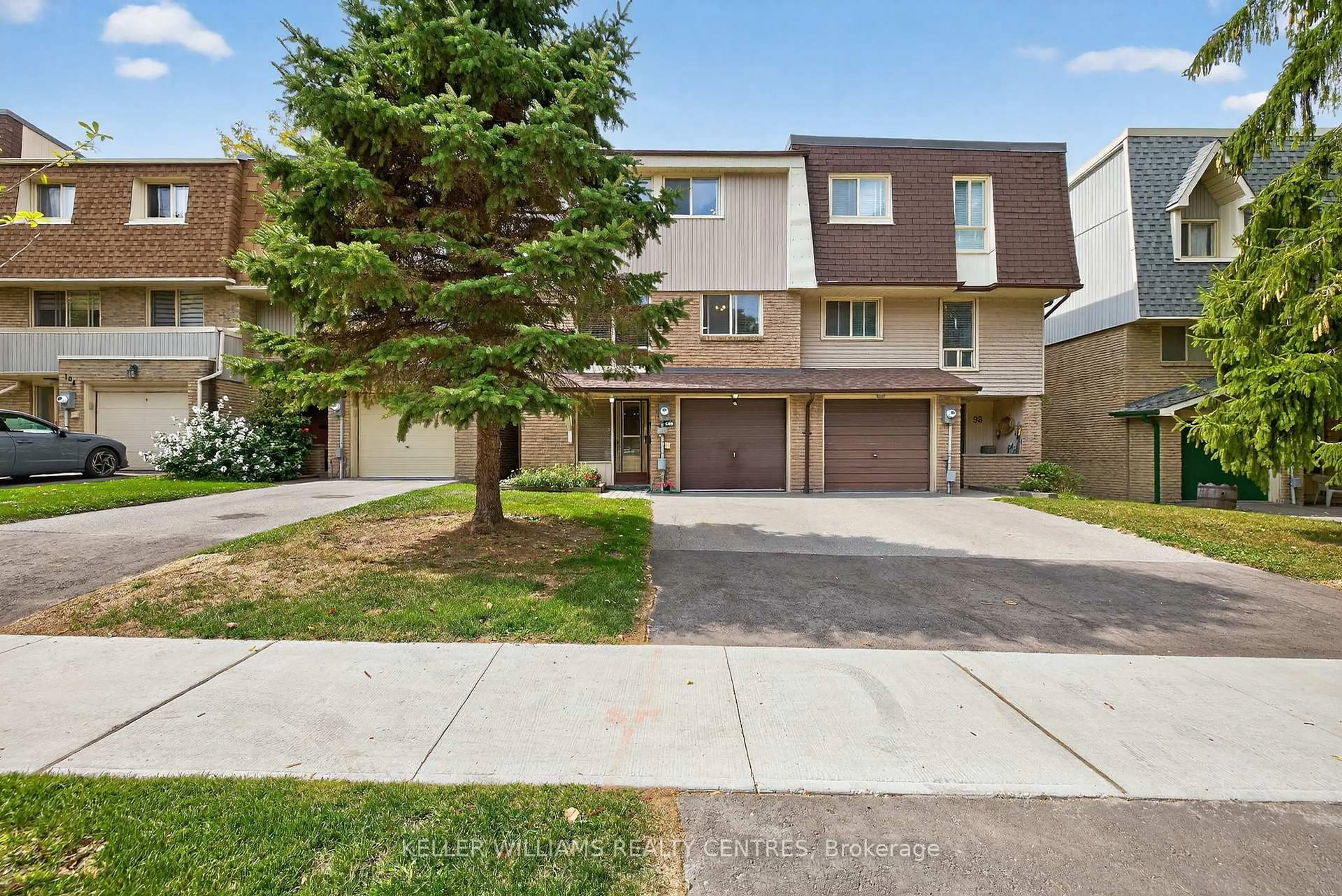 A pic from outside/outdoor area/front of a property/back of a property/a pic from drone, street for 100 Poplar Cres, Aurora Ontario L4G 3L3