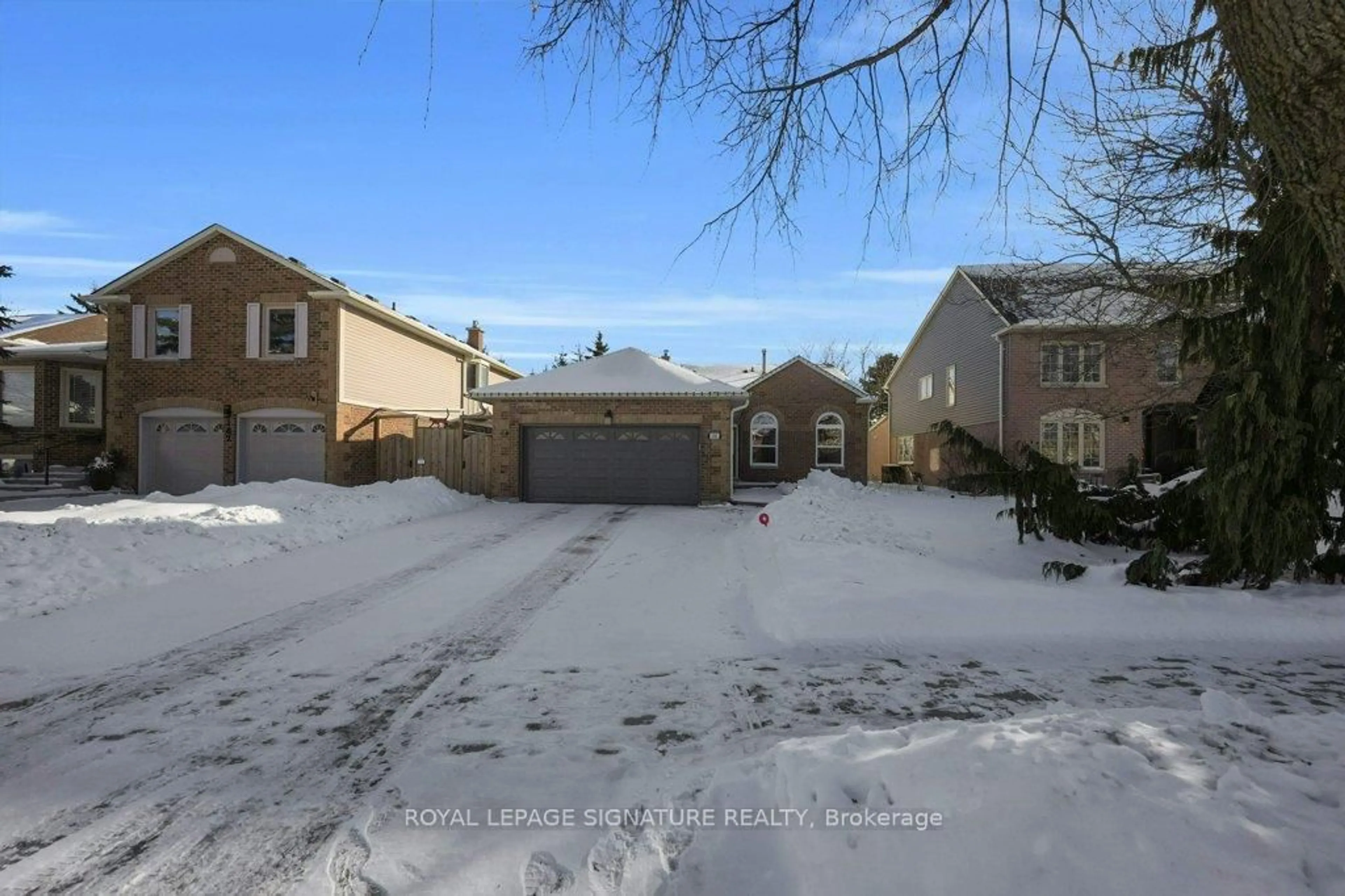 A pic from outside/outdoor area/front of a property/back of a property/a pic from drone, street for 186 Crossland Gate, Newmarket Ontario L3X 1A6