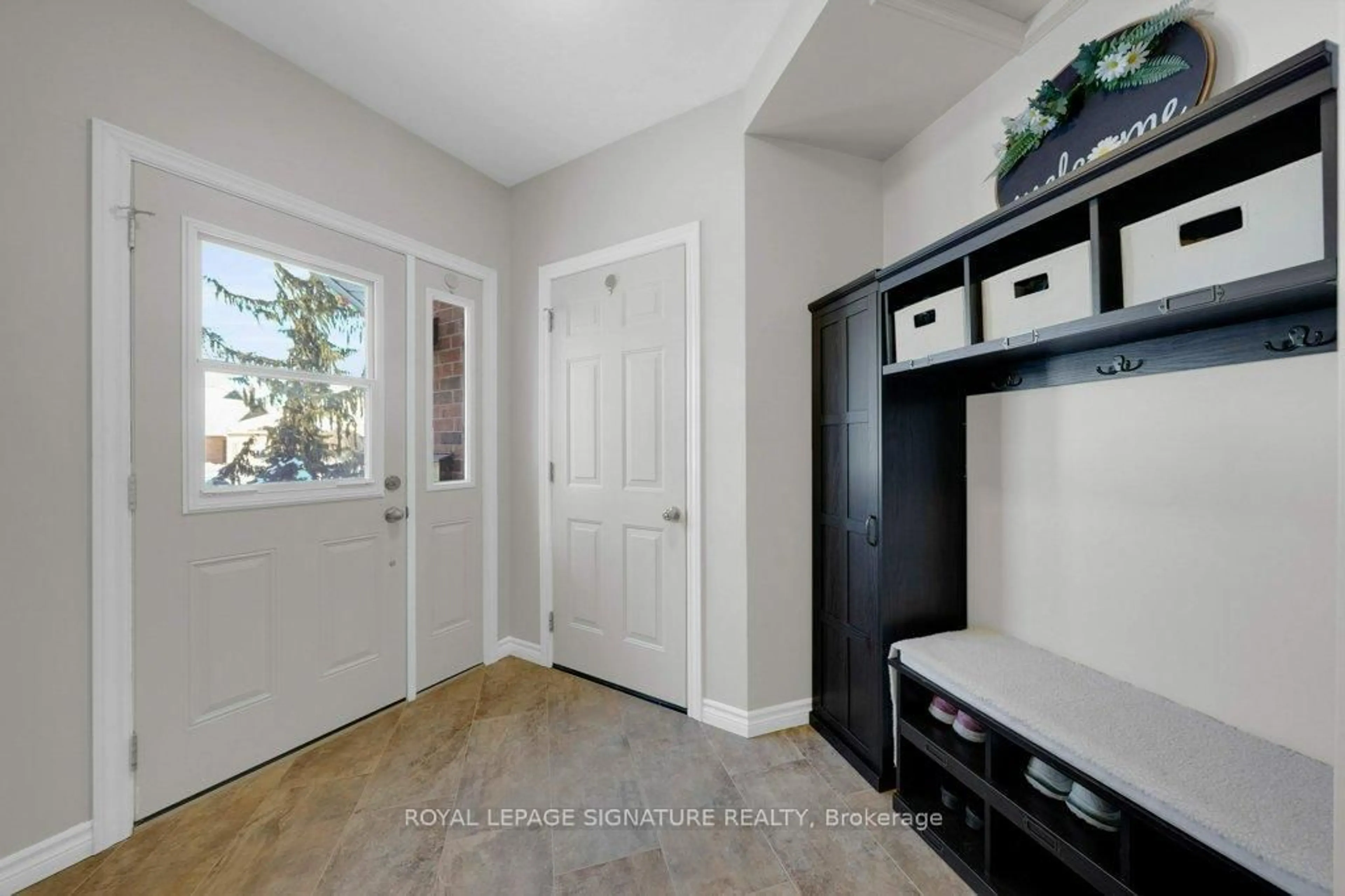 Indoor entryway for 186 Crossland Gate, Newmarket Ontario L3X 1A6
