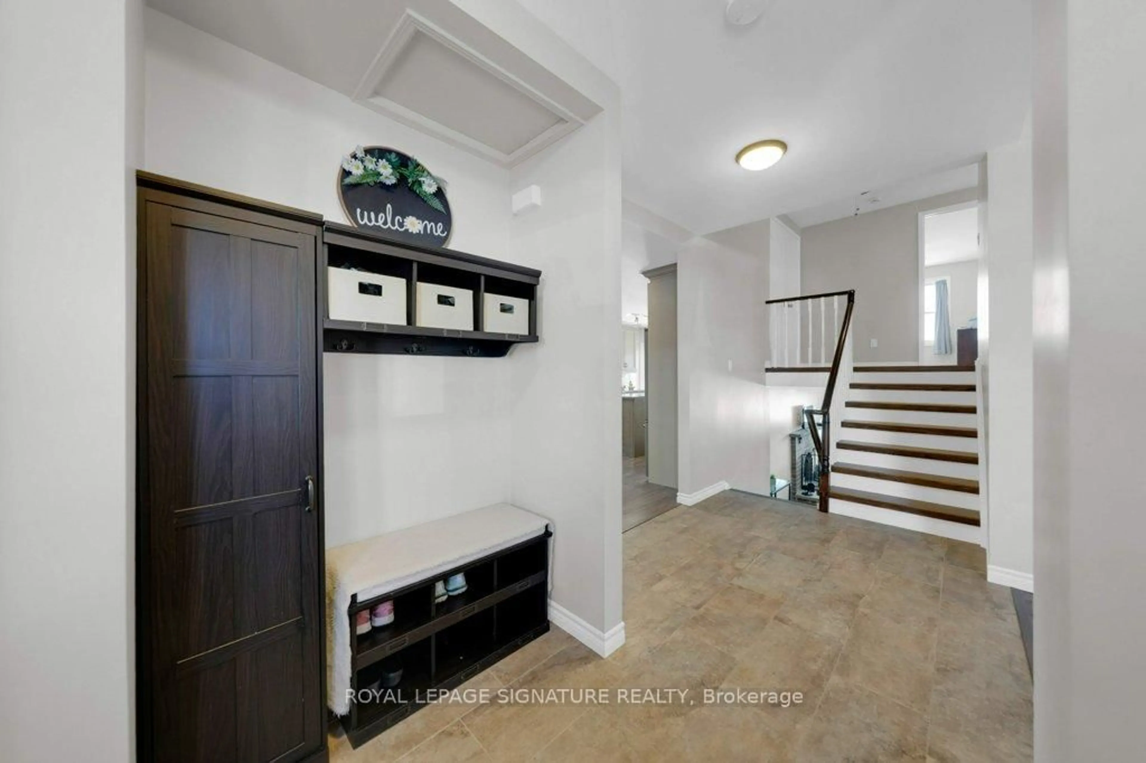 Indoor entryway for 186 Crossland Gate, Newmarket Ontario L3X 1A6