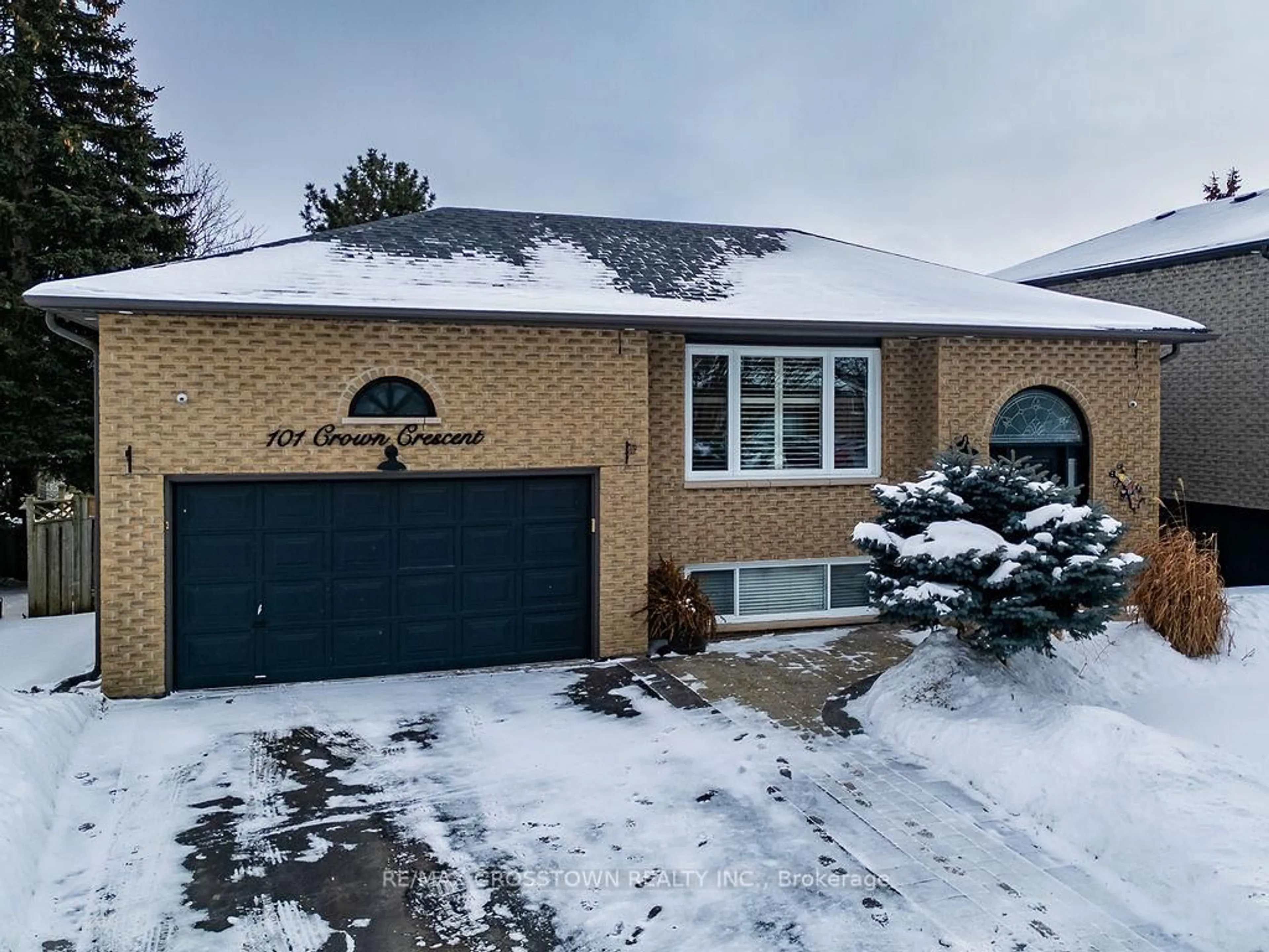 Home with brick exterior material, street for 101 Crown Cres, Bradford West Gwillimbury Ontario L3Z 2M2