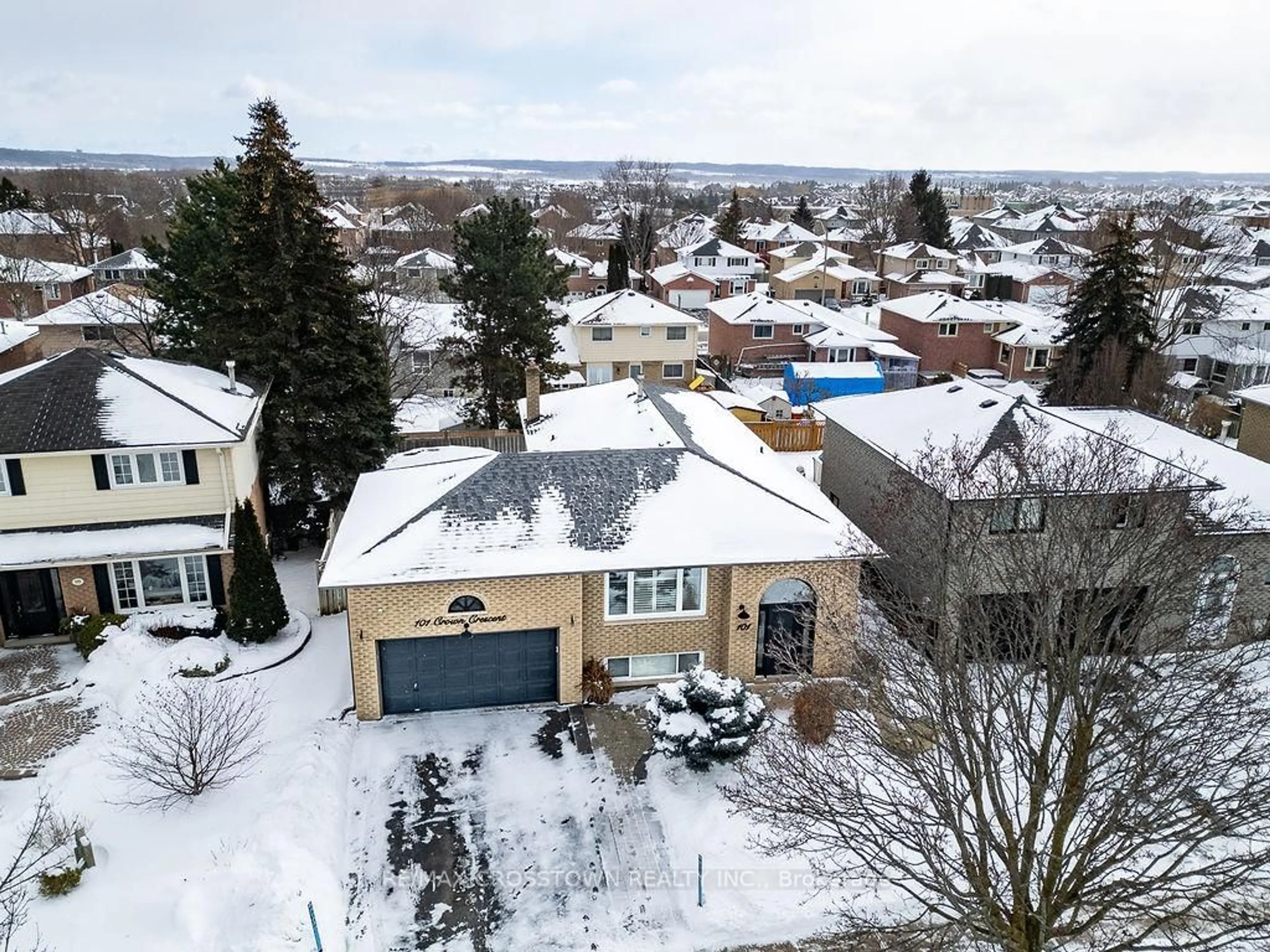 A pic from outside/outdoor area/front of a property/back of a property/a pic from drone, street for 101 Crown Cres, Bradford West Gwillimbury Ontario L3Z 2M2