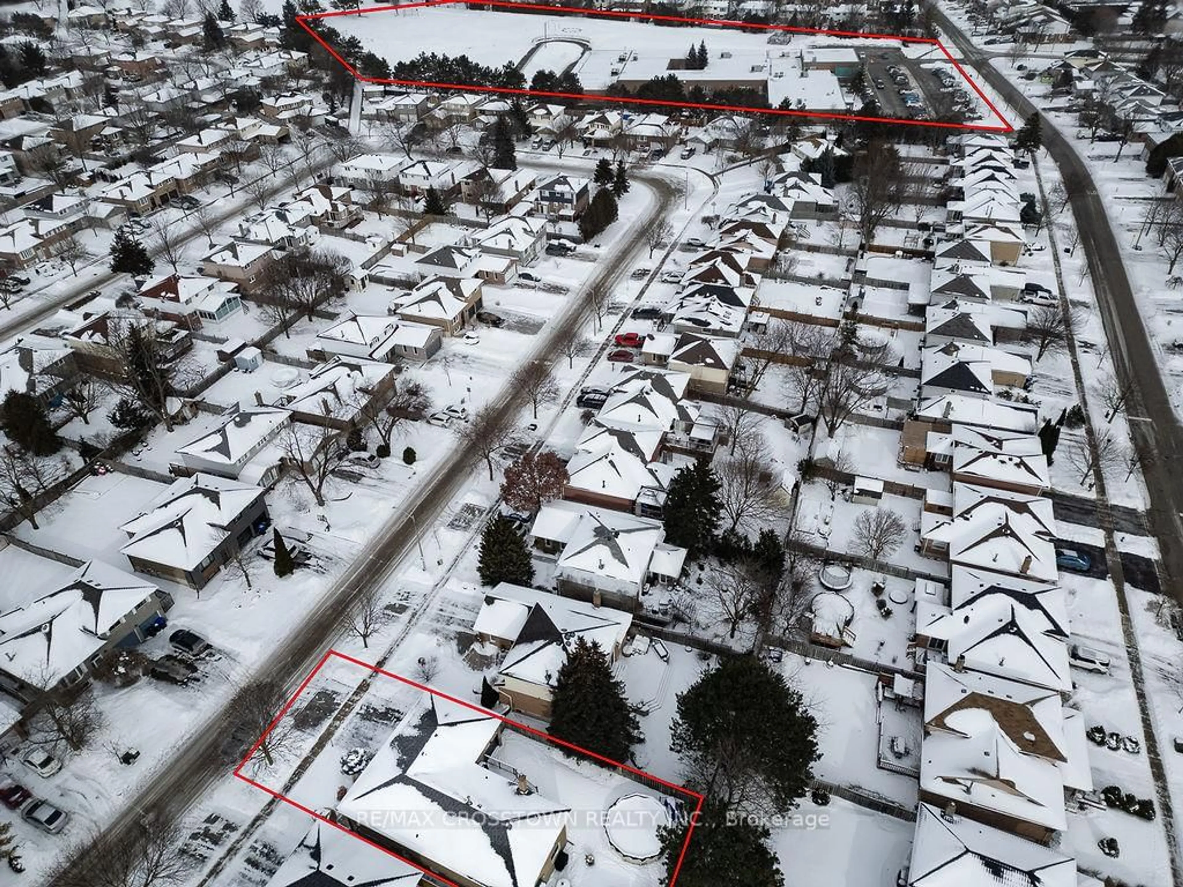 A pic from outside/outdoor area/front of a property/back of a property/a pic from drone, street for 101 Crown Cres, Bradford West Gwillimbury Ontario L3Z 2M2