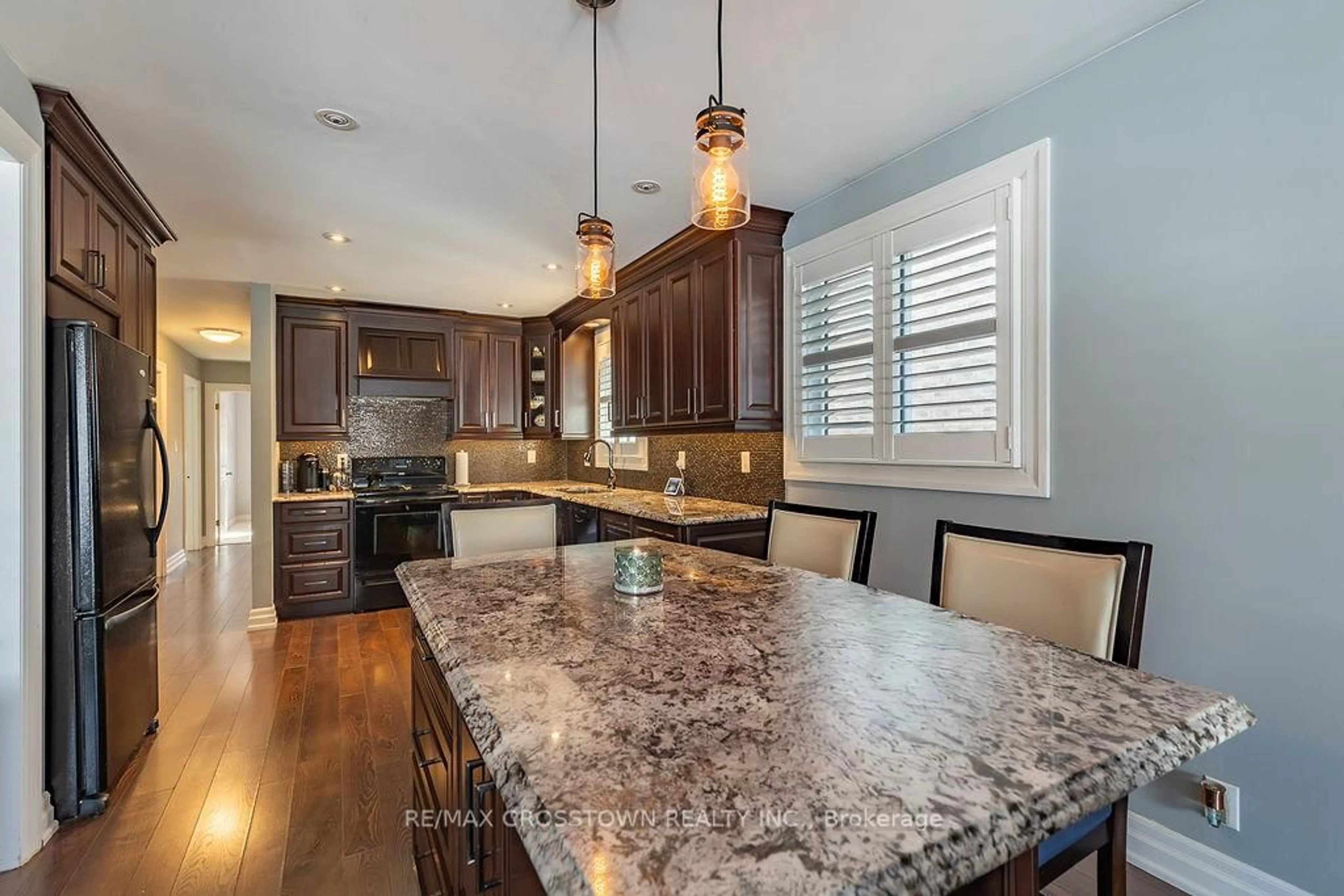 Open concept kitchen, ceramic/tile floor for 101 Crown Cres, Bradford West Gwillimbury Ontario L3Z 2M2