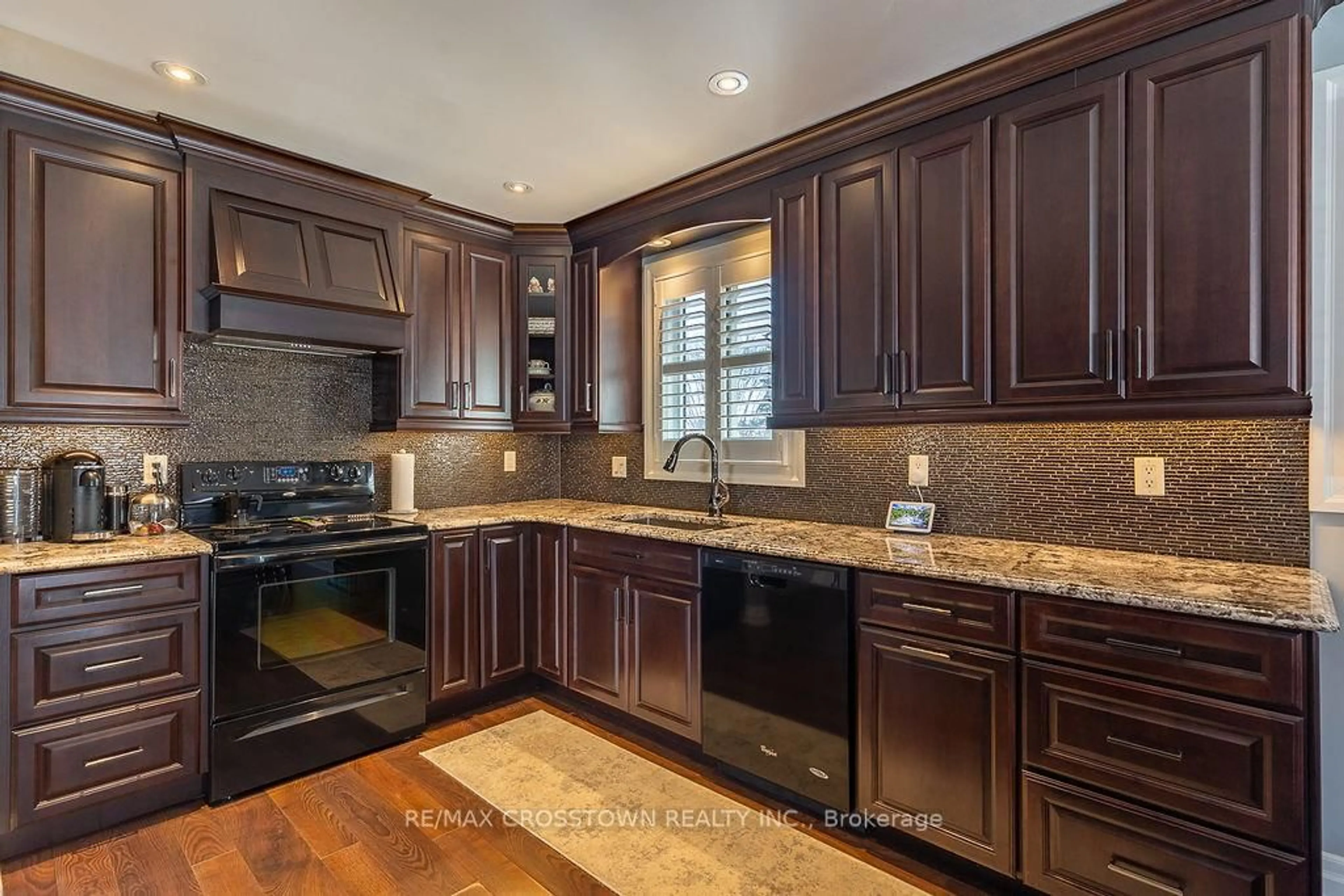 Open concept kitchen, ceramic/tile floor for 101 Crown Cres, Bradford West Gwillimbury Ontario L3Z 2M2