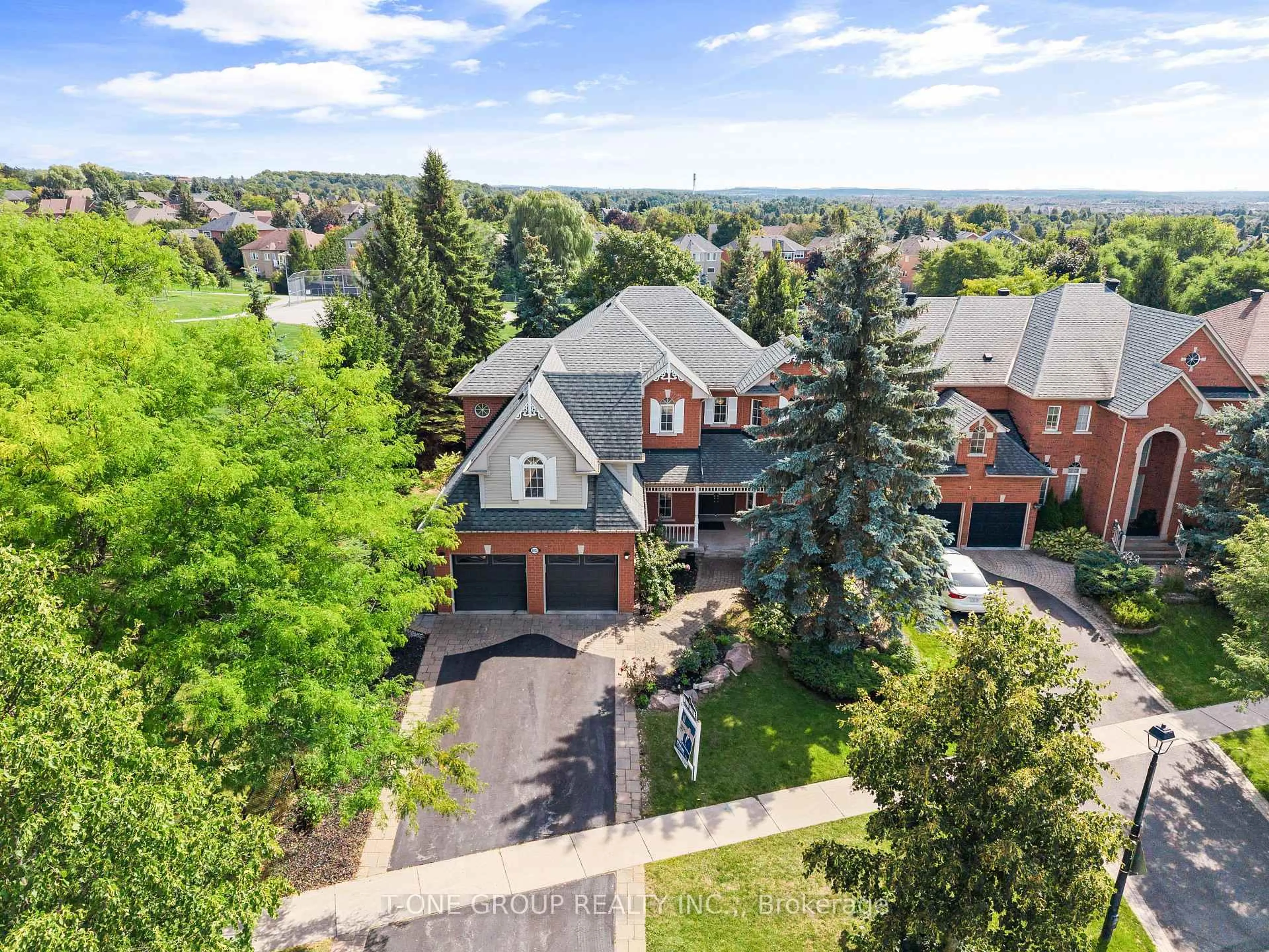A pic from outside/outdoor area/front of a property/back of a property/a pic from drone, street for 1022 Ivsbridge Blvd, Newmarket Ontario L3X 2A2