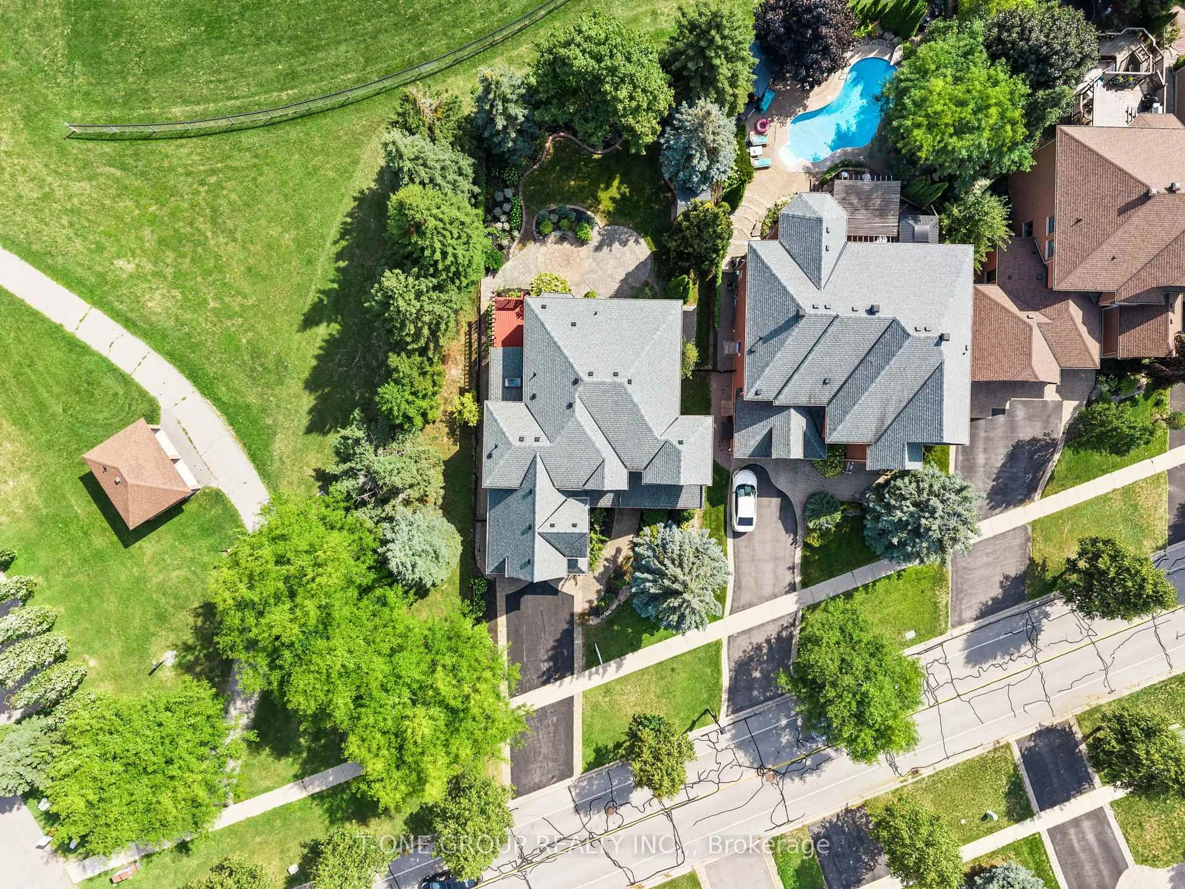 A pic from outside/outdoor area/front of a property/back of a property/a pic from drone, street for 1022 Ivsbridge Blvd, Newmarket Ontario L3X 2A2
