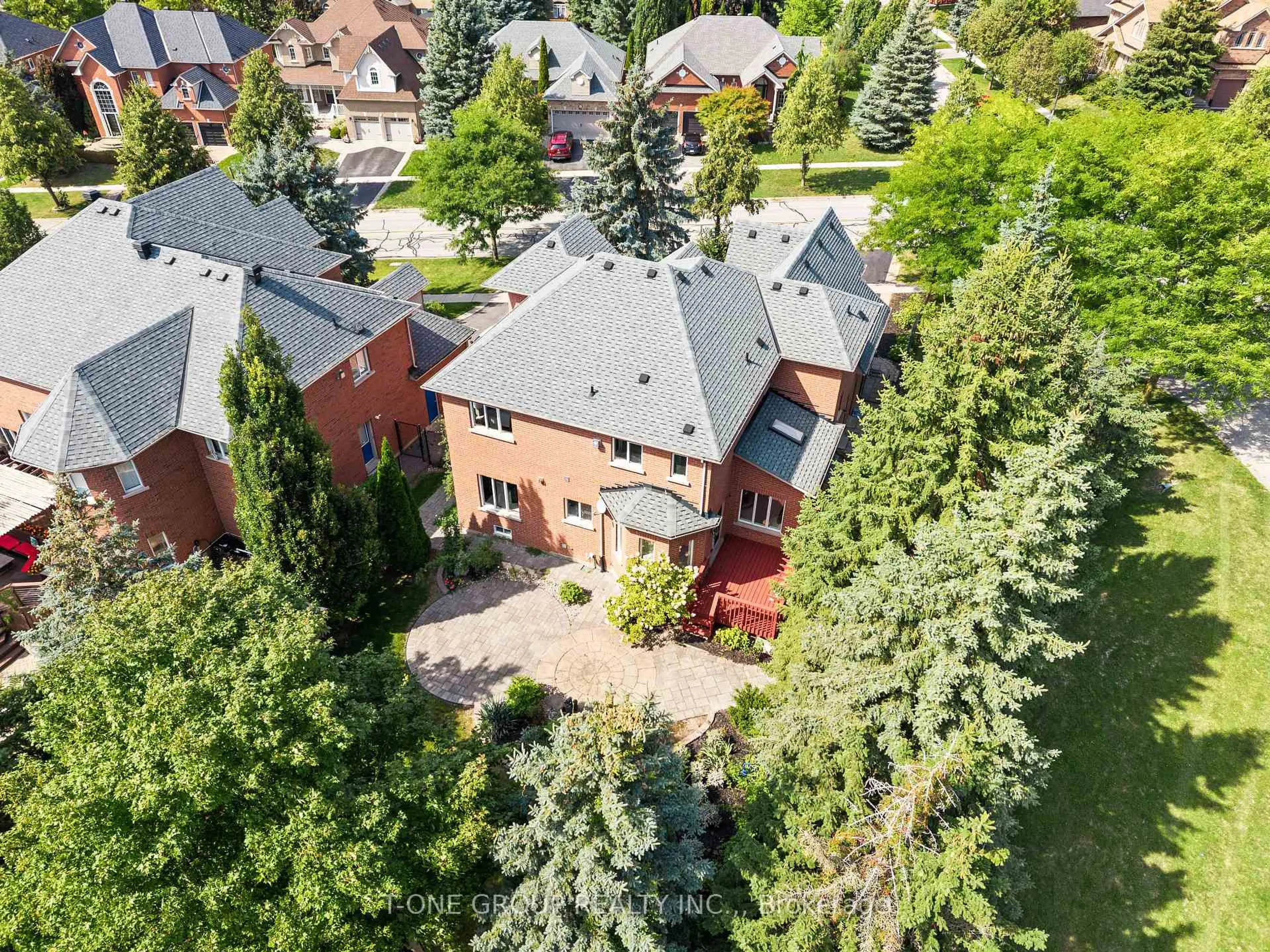 A pic from outside/outdoor area/front of a property/back of a property/a pic from drone, unknown for 1022 Ivsbridge Blvd, Newmarket Ontario L3X 2A2