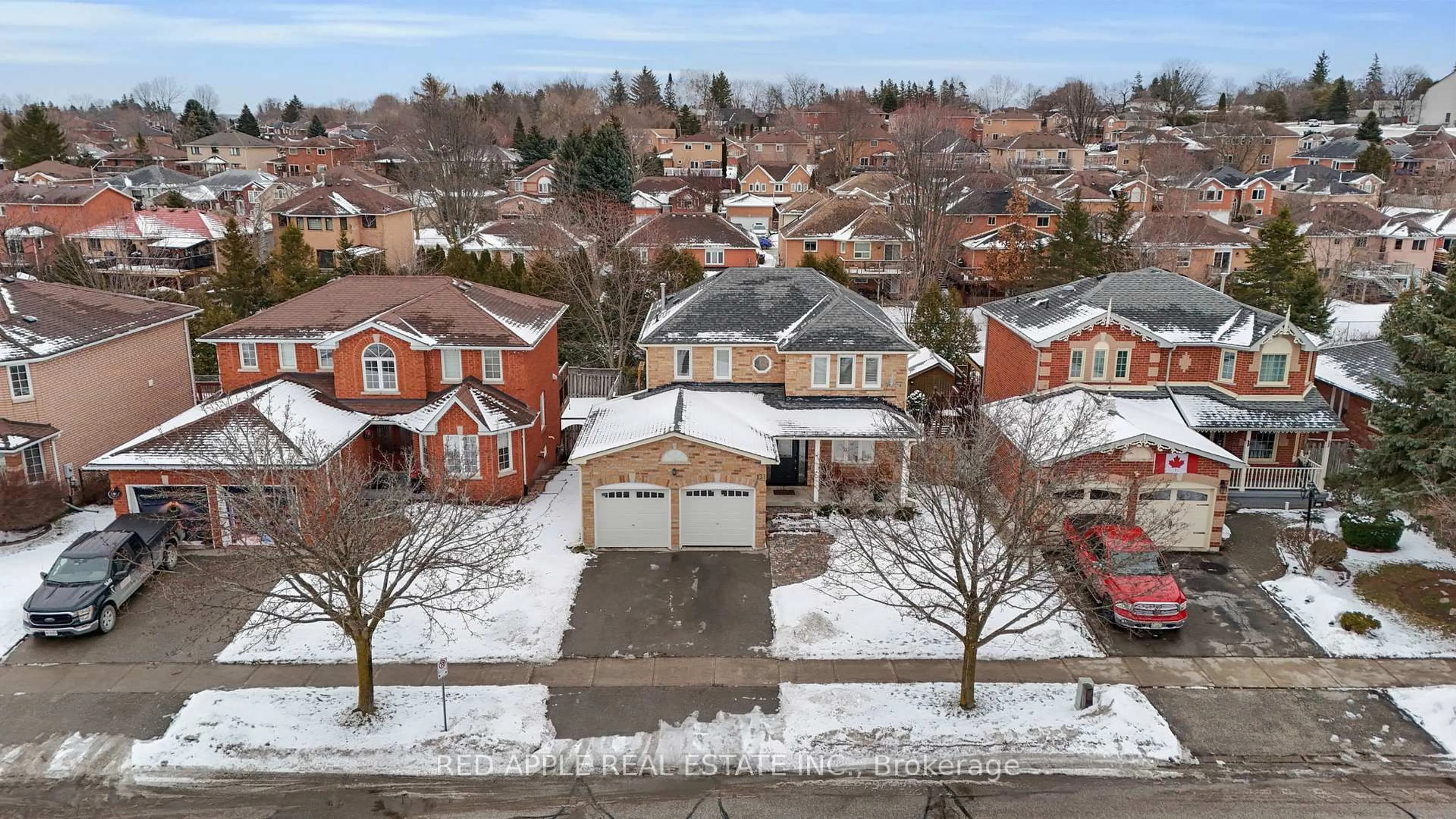 A pic from outside/outdoor area/front of a property/back of a property/a pic from drone, street for 131 Northgate Dr, Bradford West Gwillimbury Ontario L3Z 2Z7