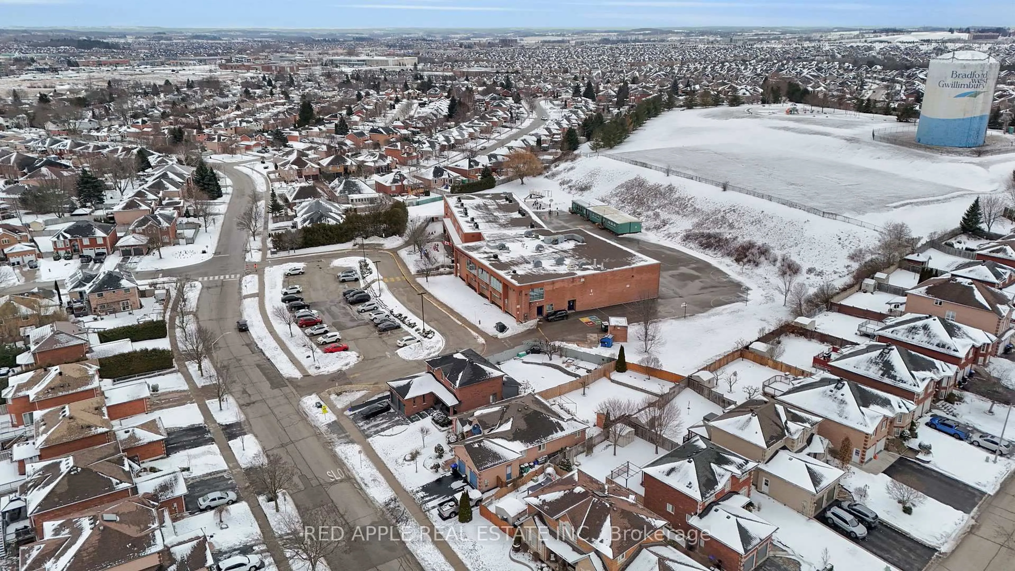 A pic from outside/outdoor area/front of a property/back of a property/a pic from drone, street for 131 Northgate Dr, Bradford West Gwillimbury Ontario L3Z 2Z7