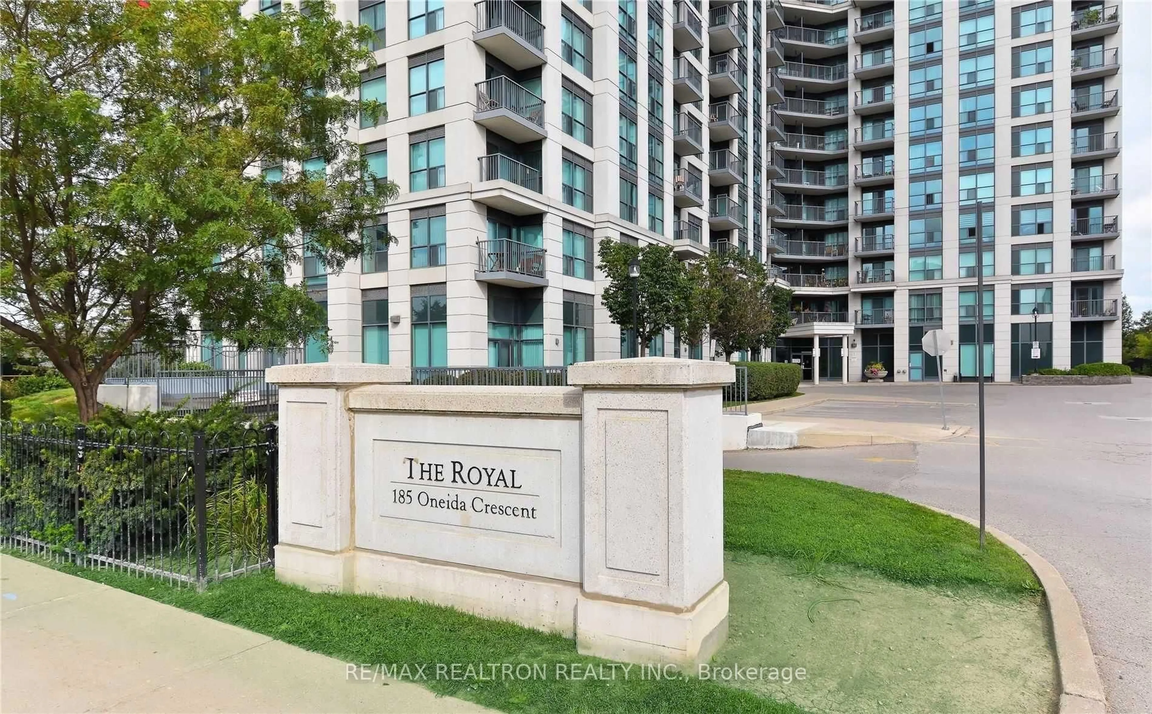 Indoor foyer for 185 Oneida Cres #505, Richmond Hill Ontario L4B 0B1