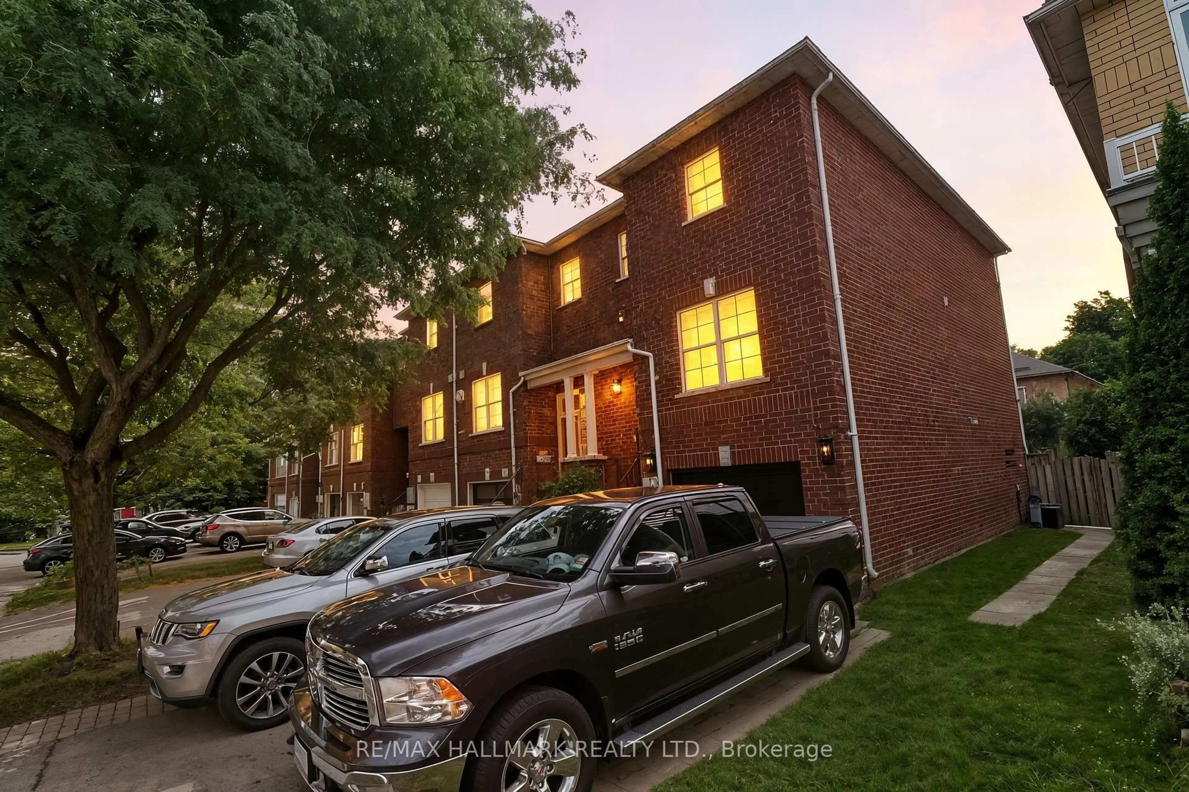 Unknown for 568 Legresley Lane, Newmarket Ontario L3Y 8R8